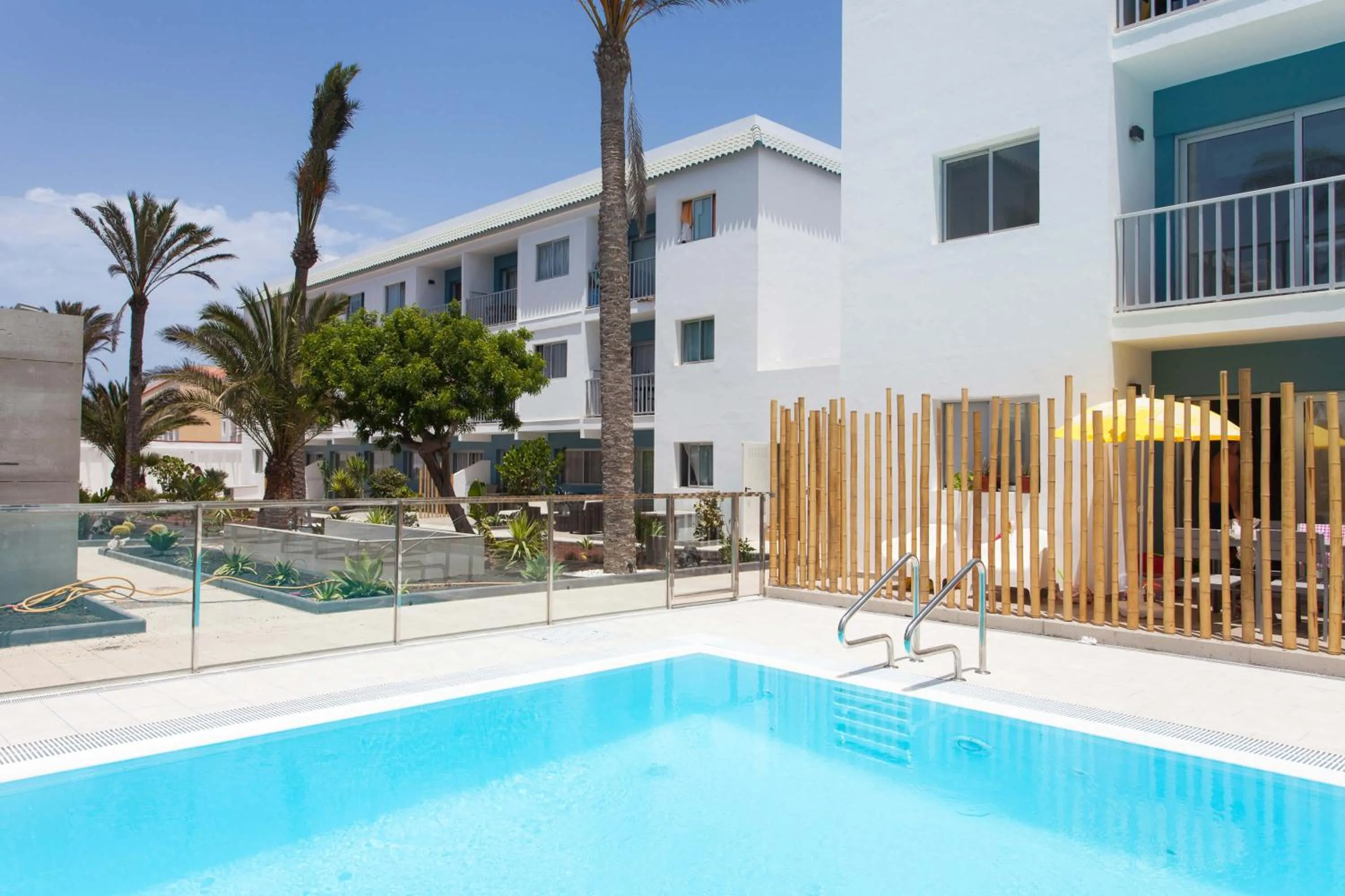 Elegant apartment next to the sea!