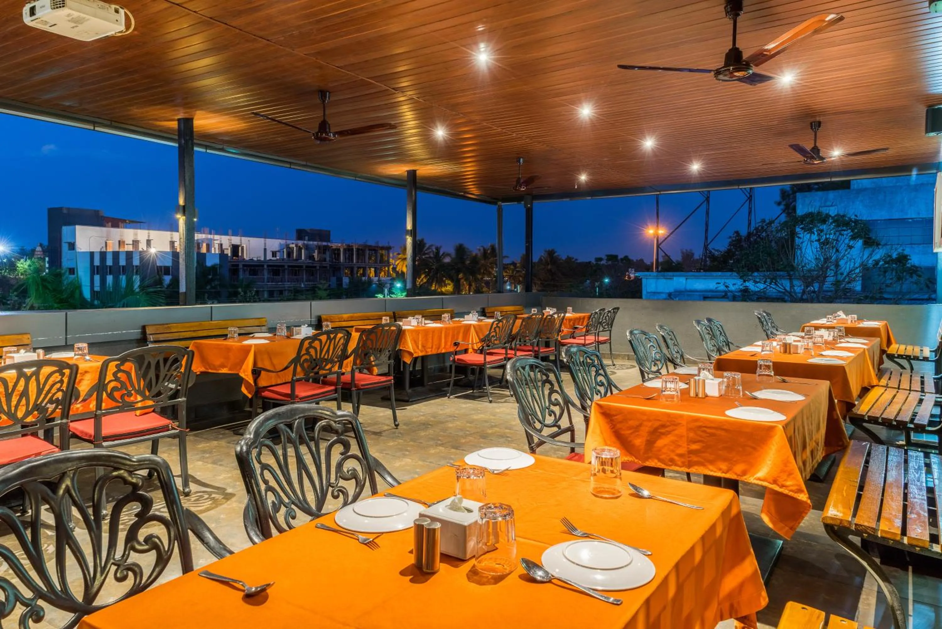 Restaurant/places to eat in Treebo Premium Grand Emerald