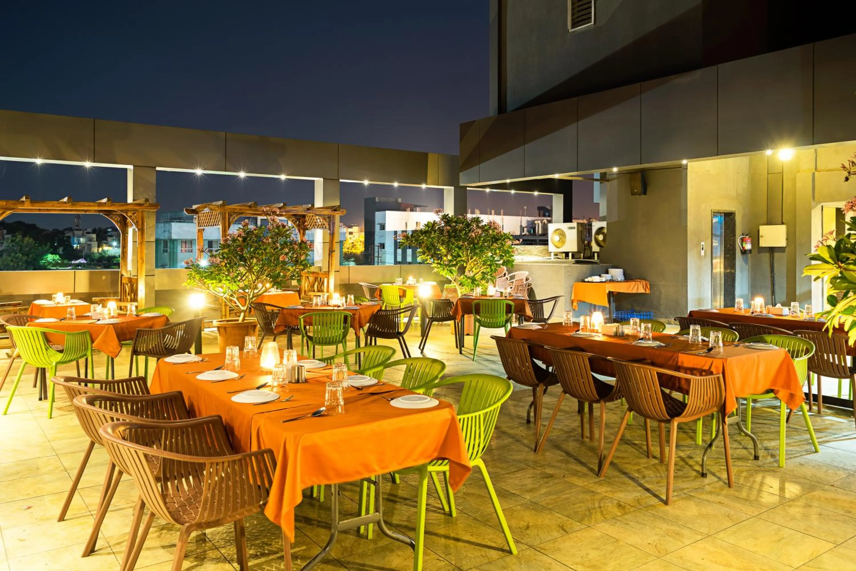 Restaurant/places to eat in Treebo Premium Grand Emerald