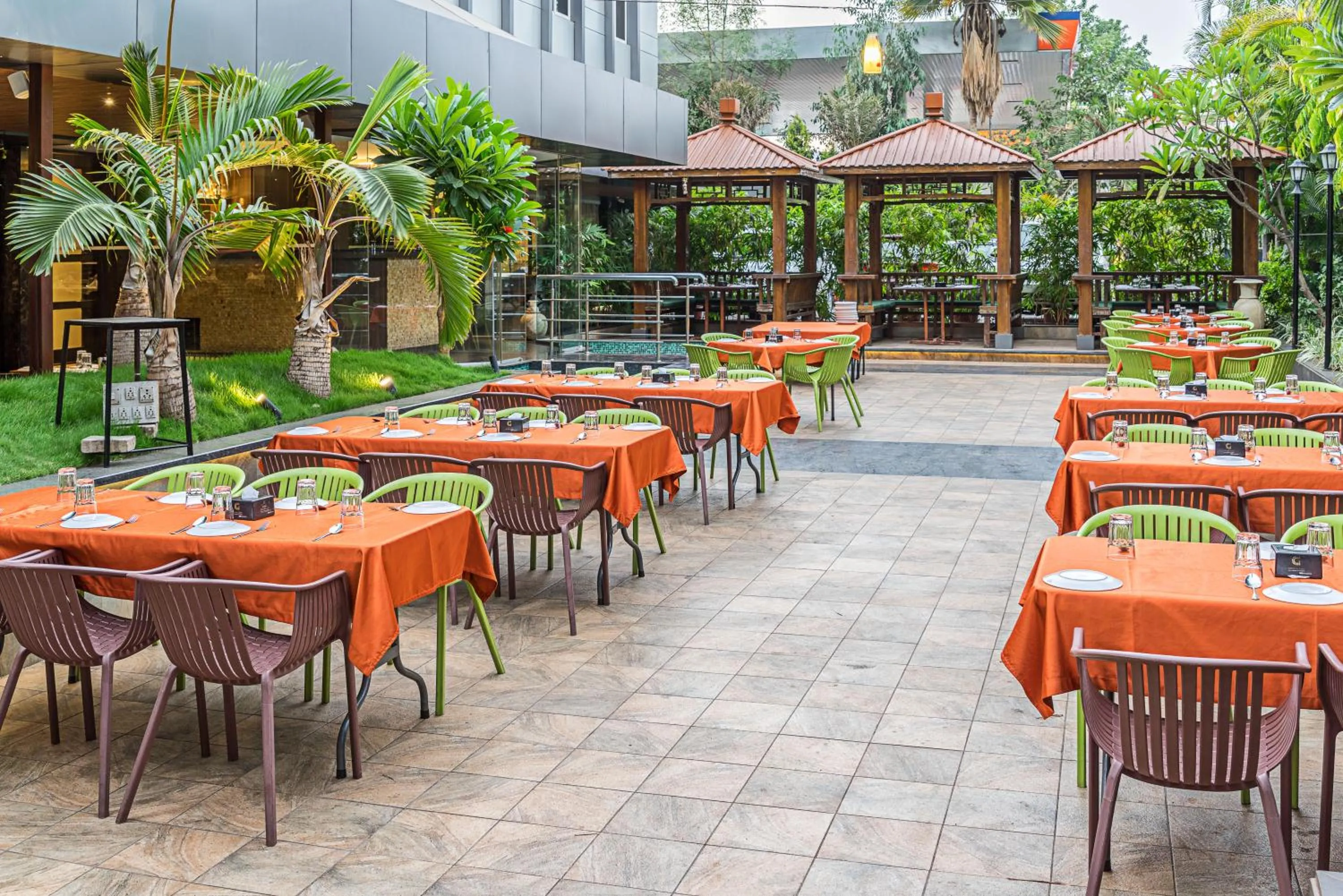 Restaurant/places to eat in Treebo Premium Grand Emerald