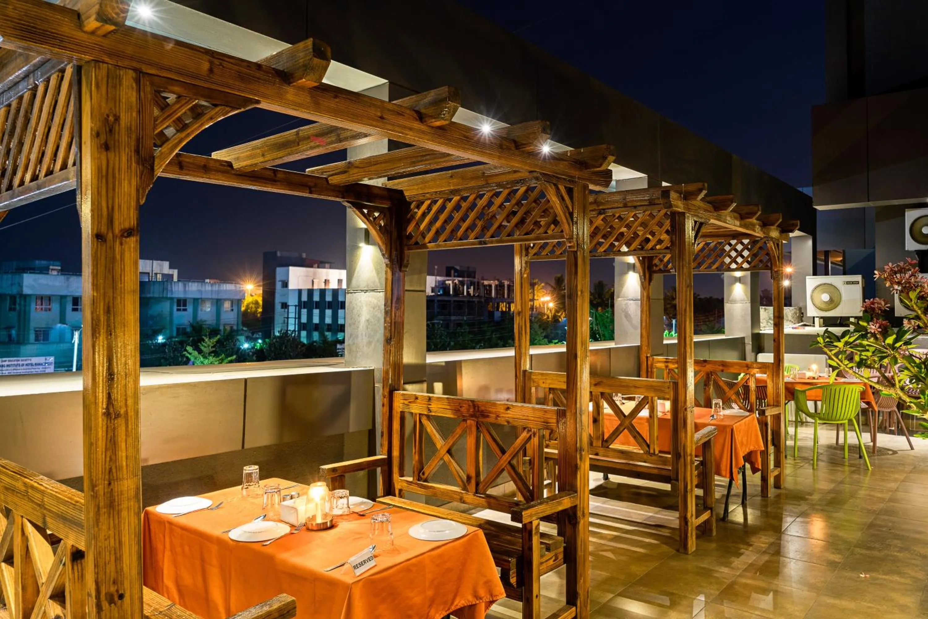 Restaurant/places to eat in Treebo Premium Grand Emerald