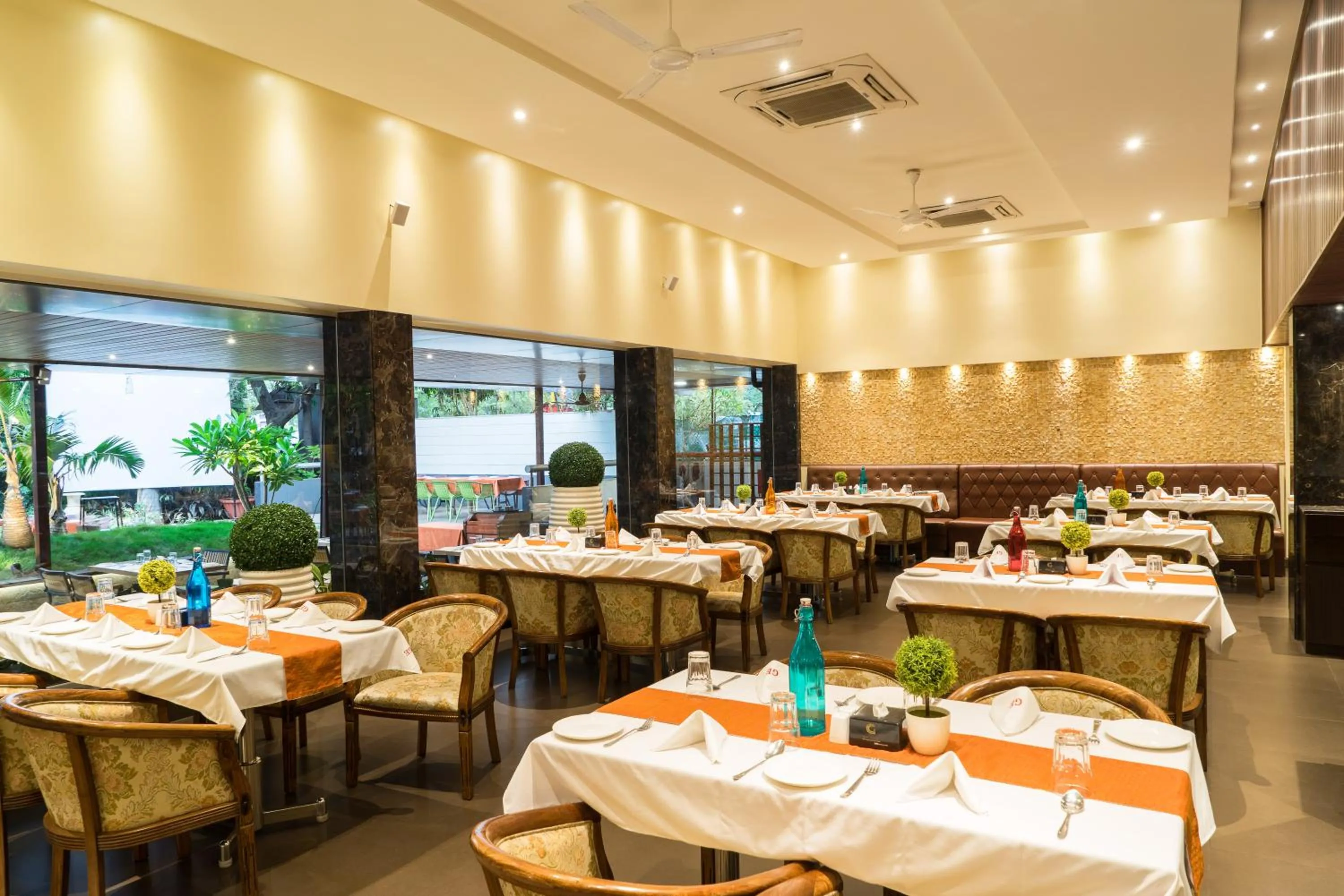 Restaurant/places to eat in Treebo Premium Grand Emerald