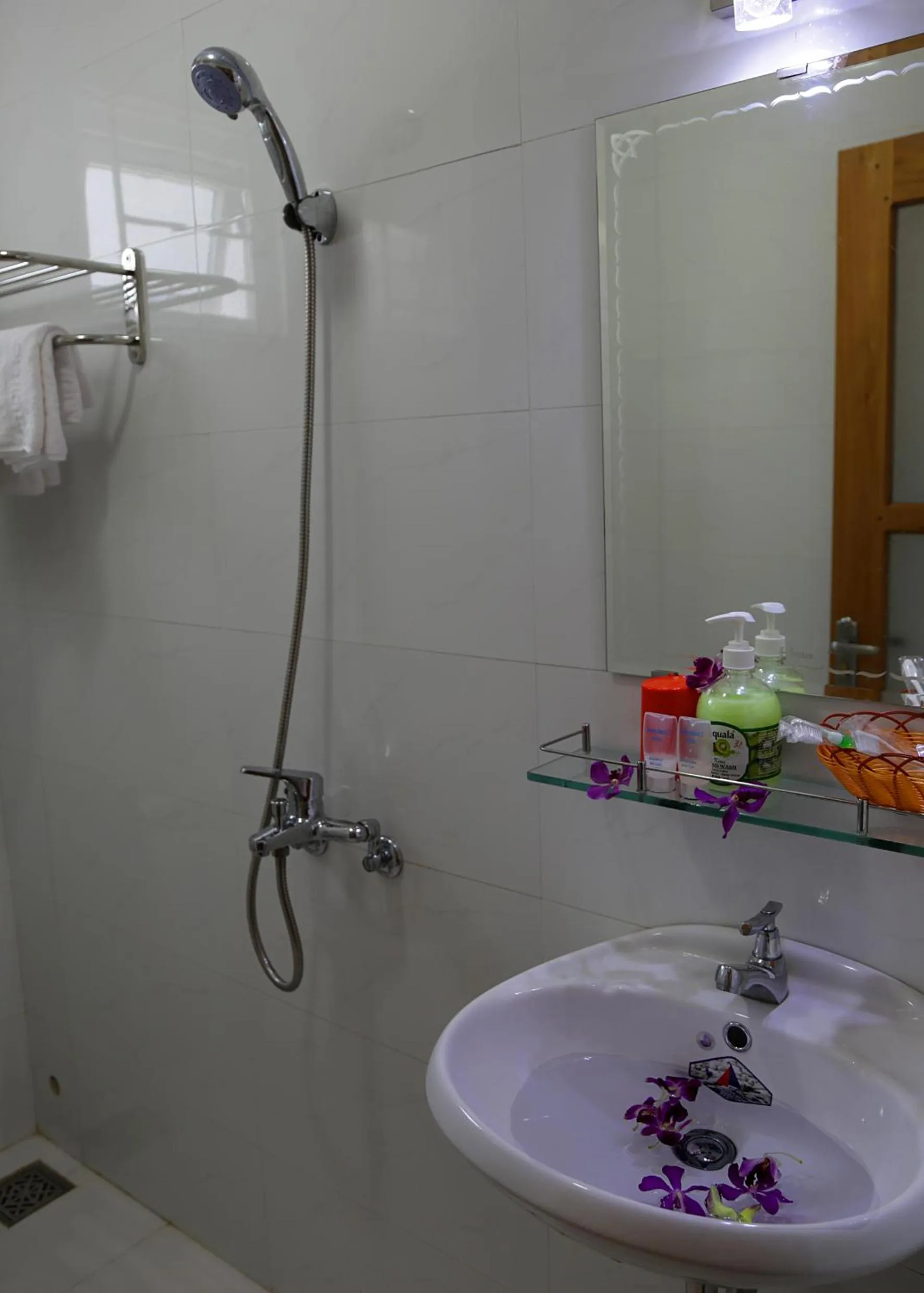 Bathroom in Danang Beach 2 Hotel