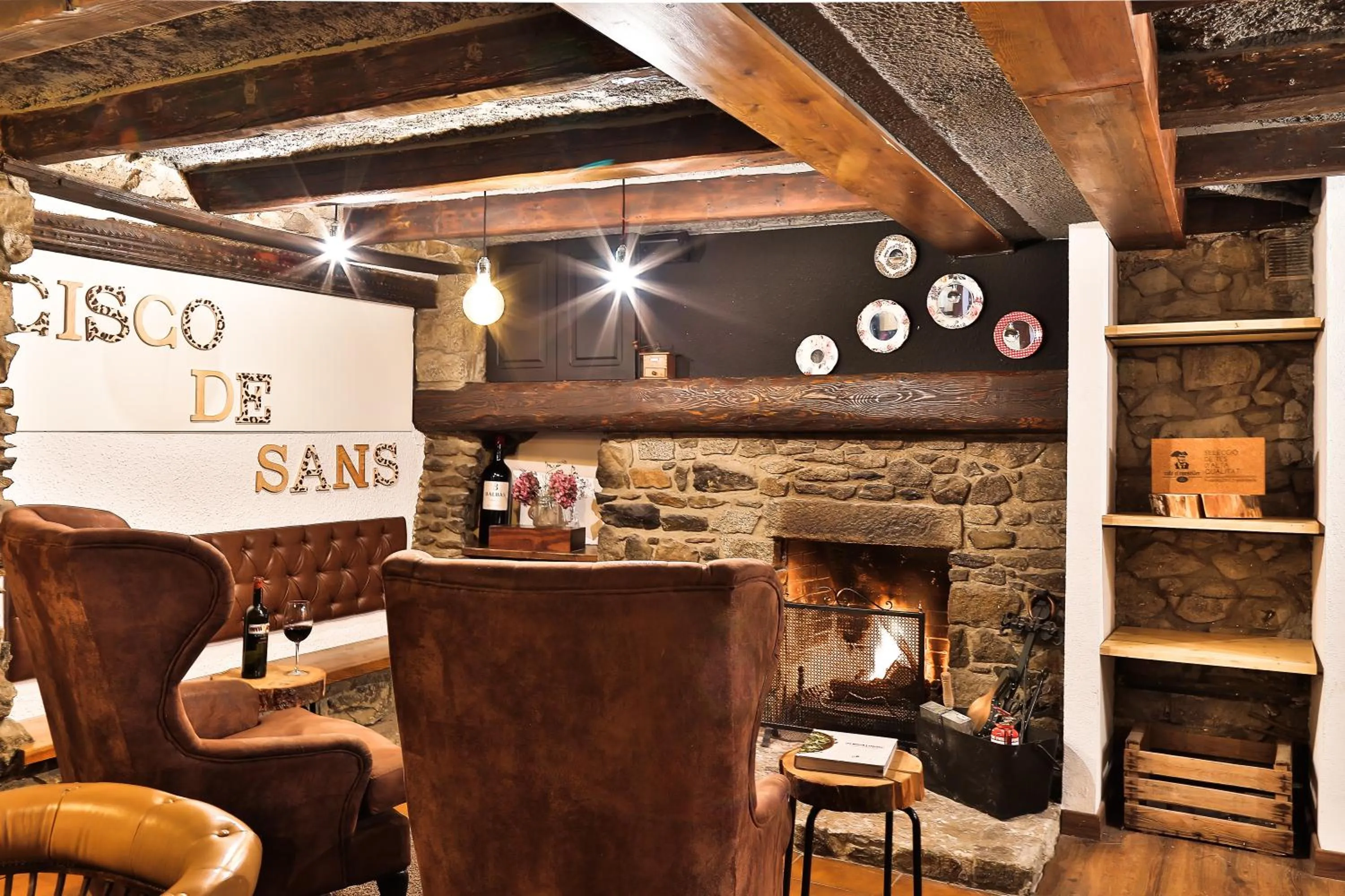 Communal lounge/ TV room in Hostal Cisco de Sans