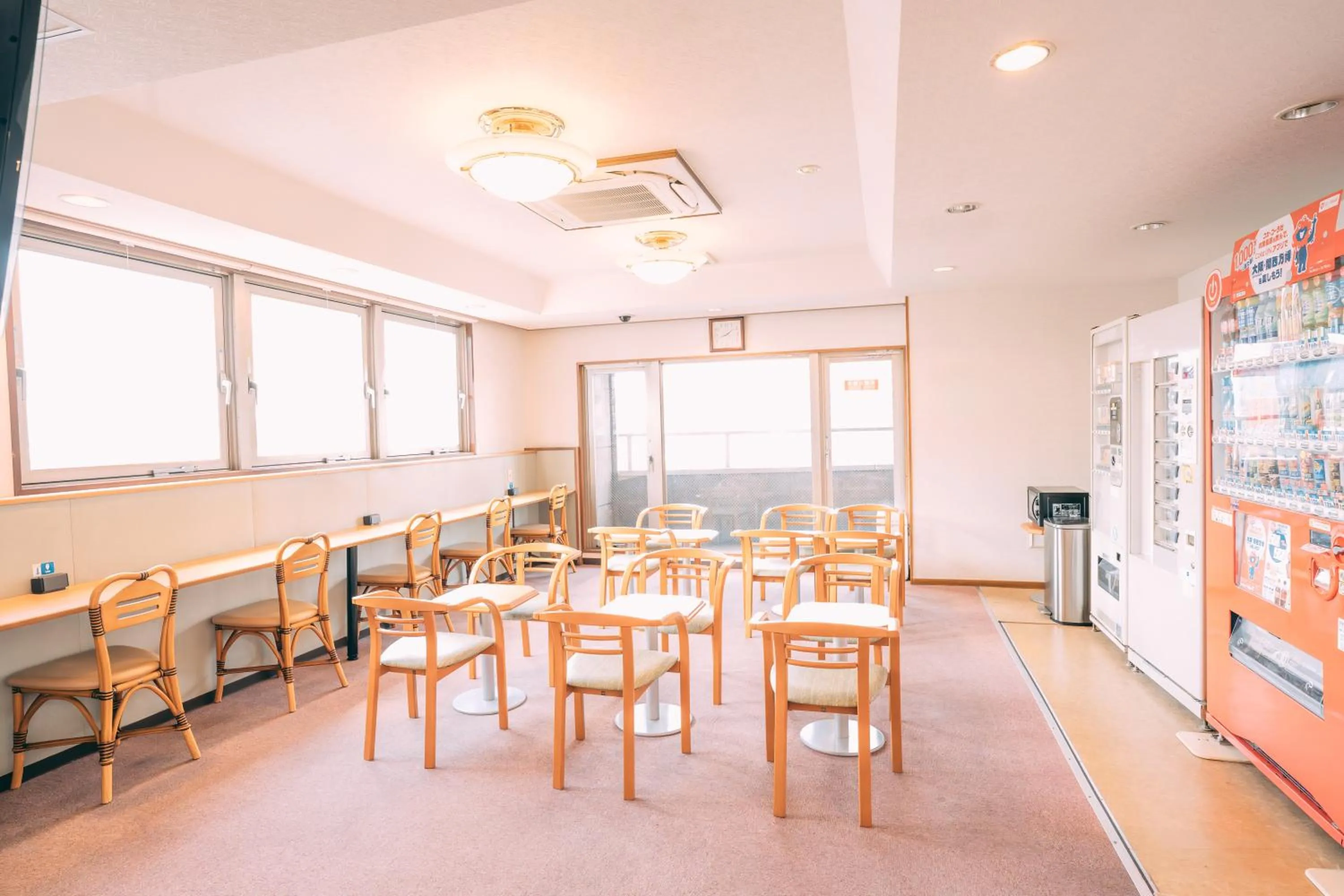 Communal lounge/ TV room in Ave Tennoji Hotel