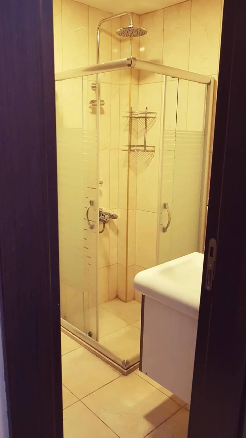 Shower in Waha Hotel