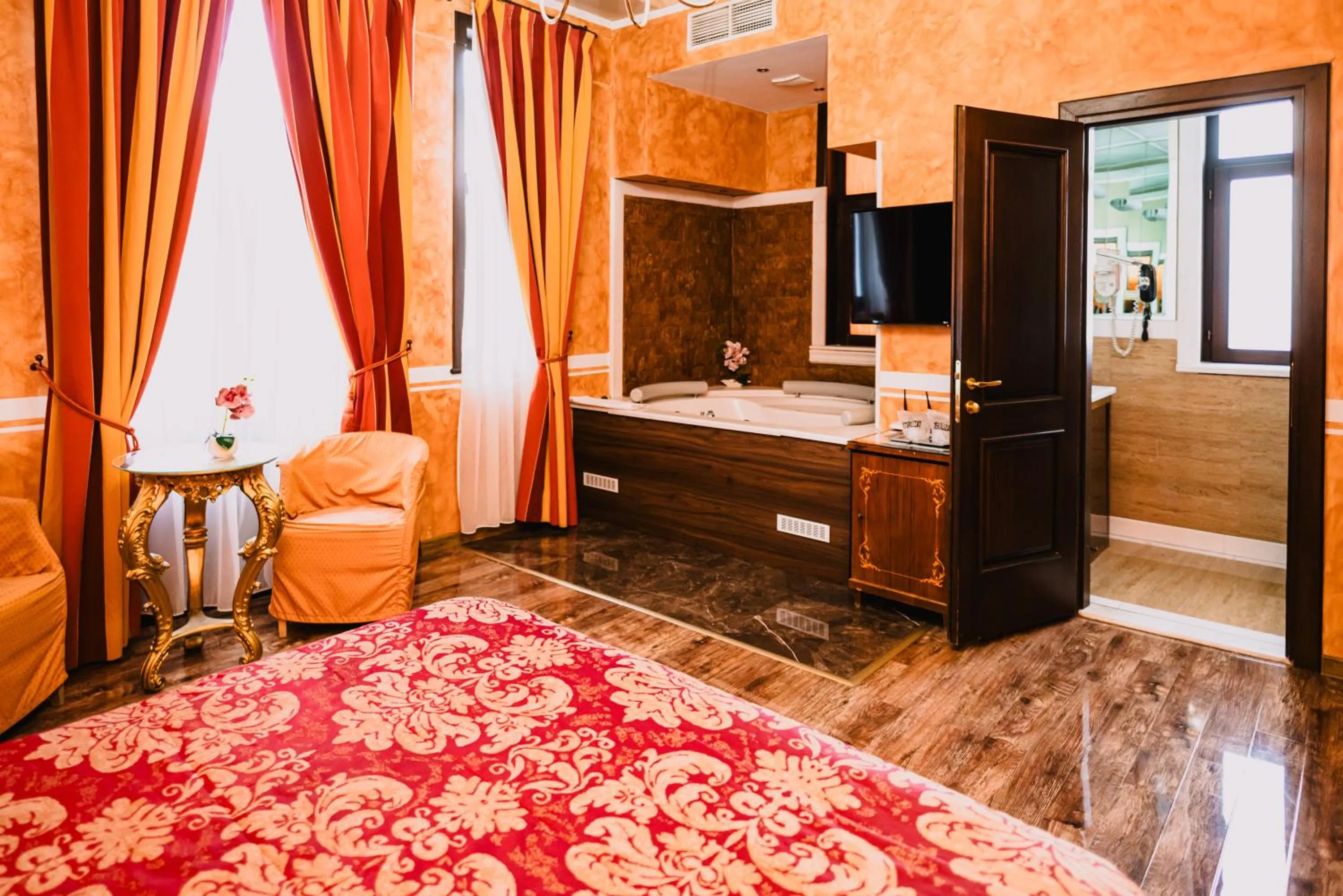 Photo of the whole room, Bed in Vigo Hotel