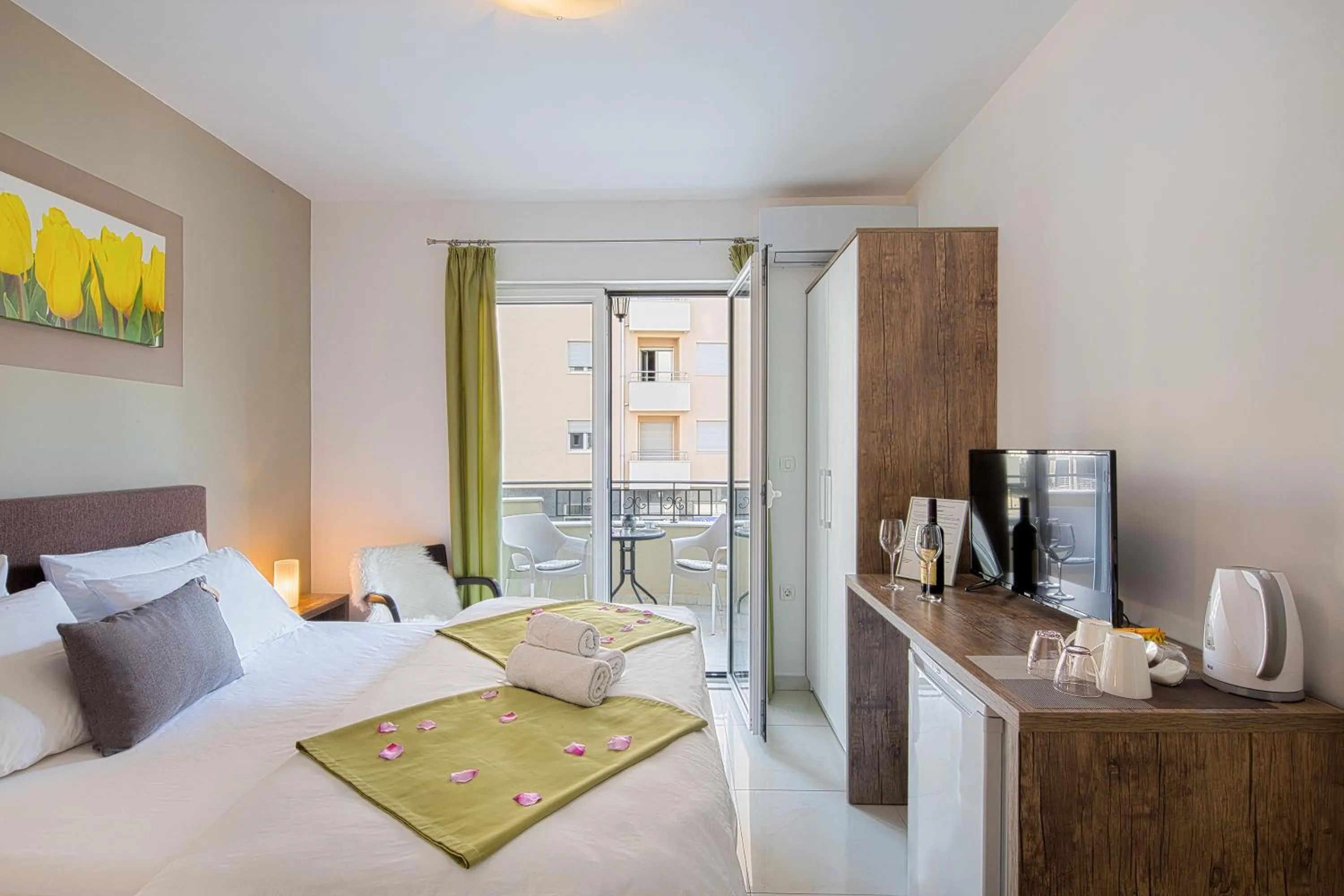 Coffee/tea facilities, Bed in Le Marc Guest house