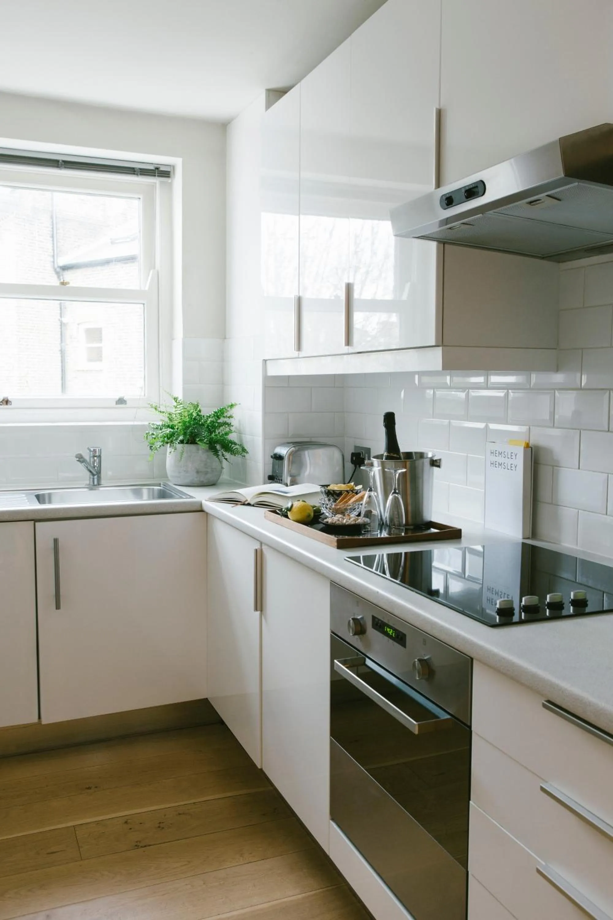 Kitchen or kitchenette in Europa House Apartments