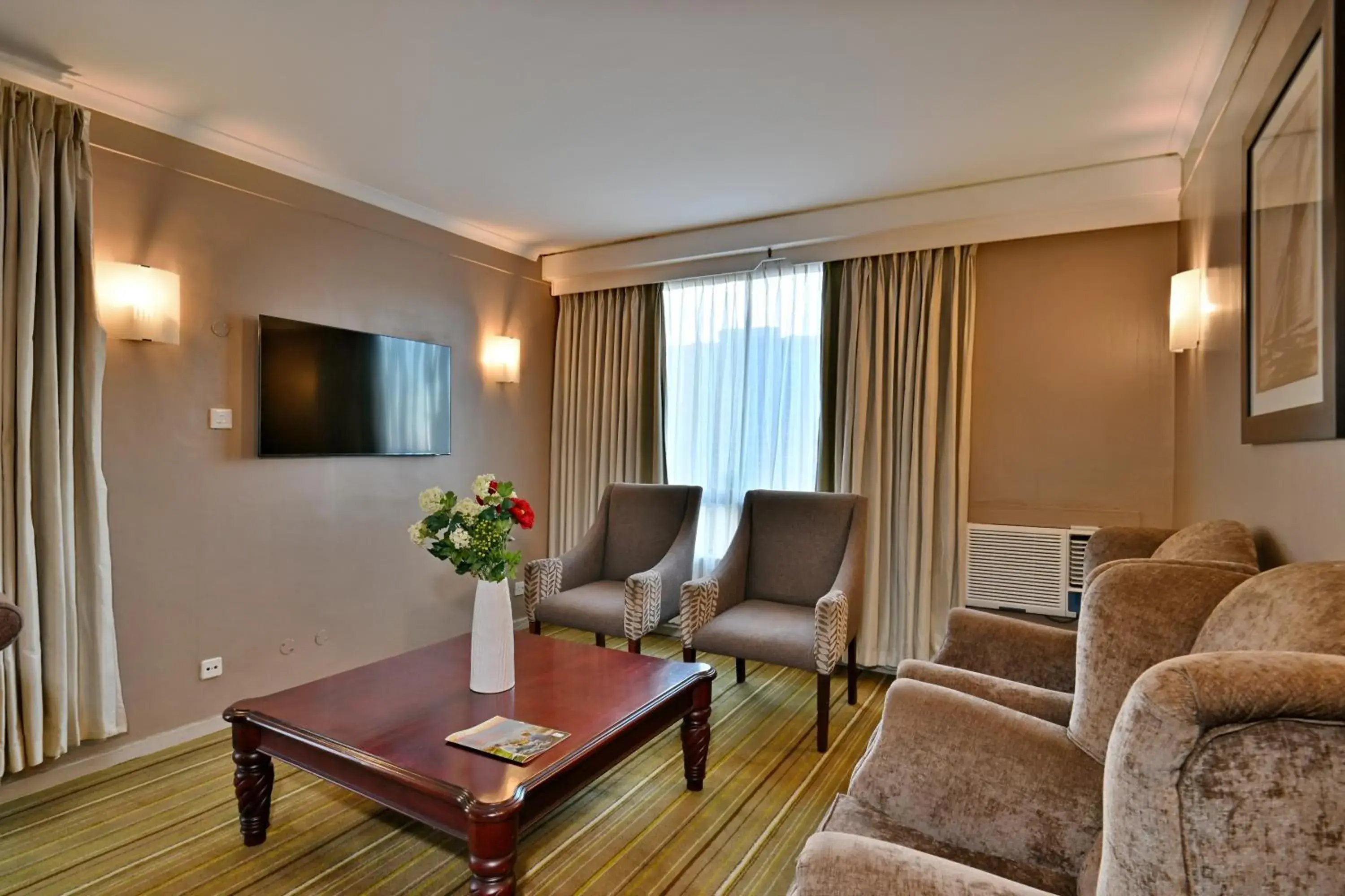 Lounge or bar in Holiday Inn - Harare by IHG Lounge or bar in Holiday Inn - Harare by IHG