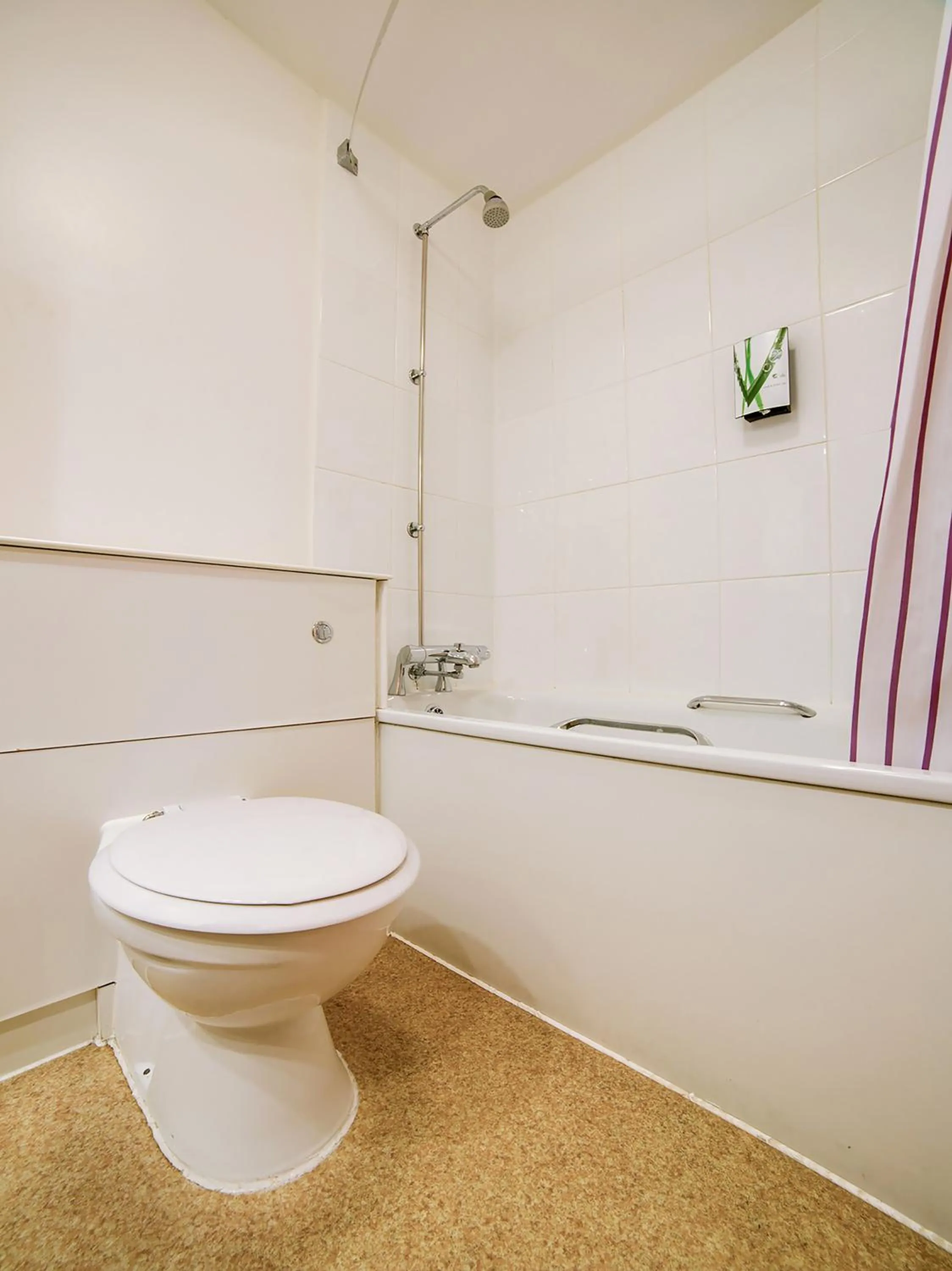 Bathroom in OYO Lakeside Haydock Hotel St Helens