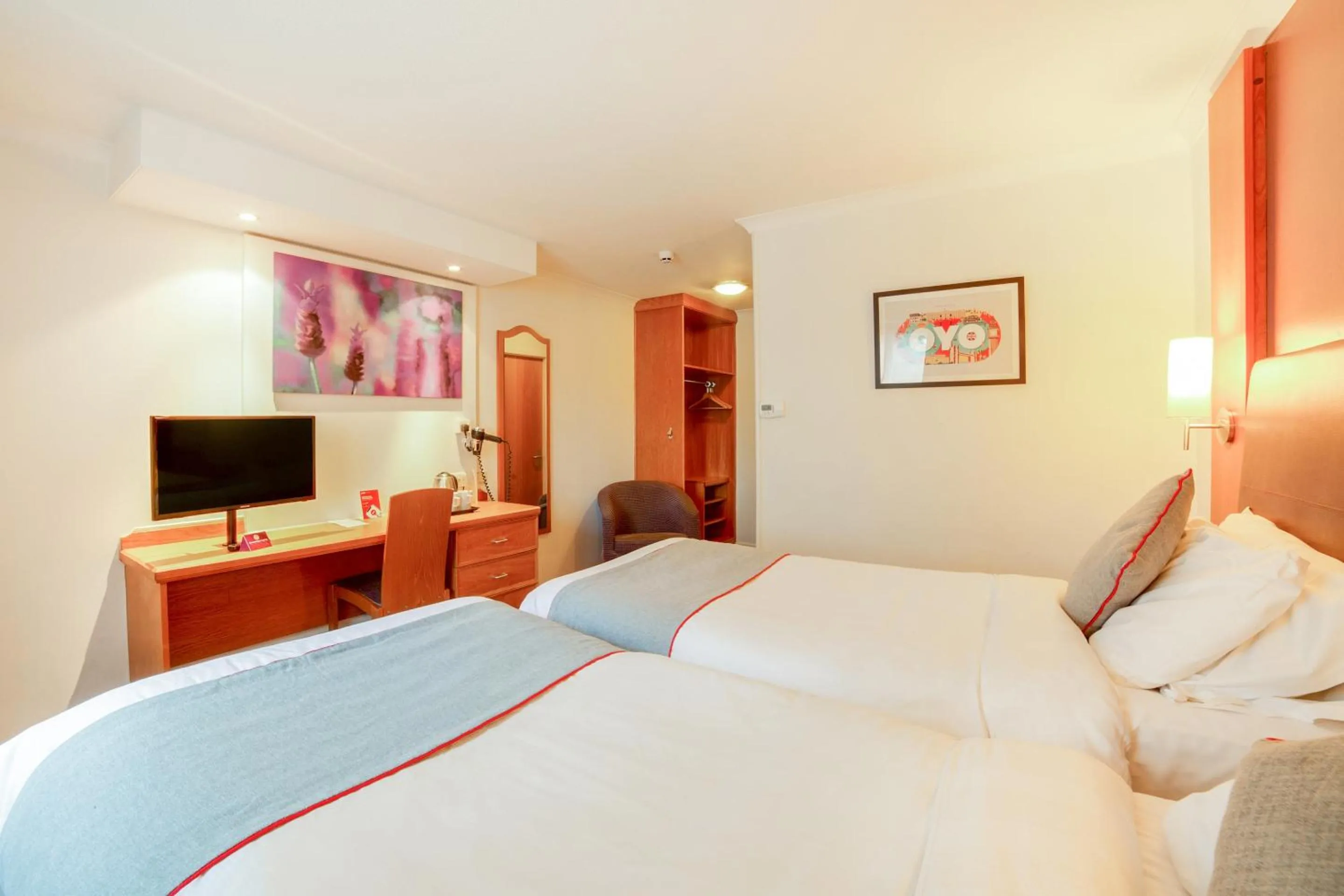 Bedroom, Bed in Lakeside Haydock Hotel, St Helens