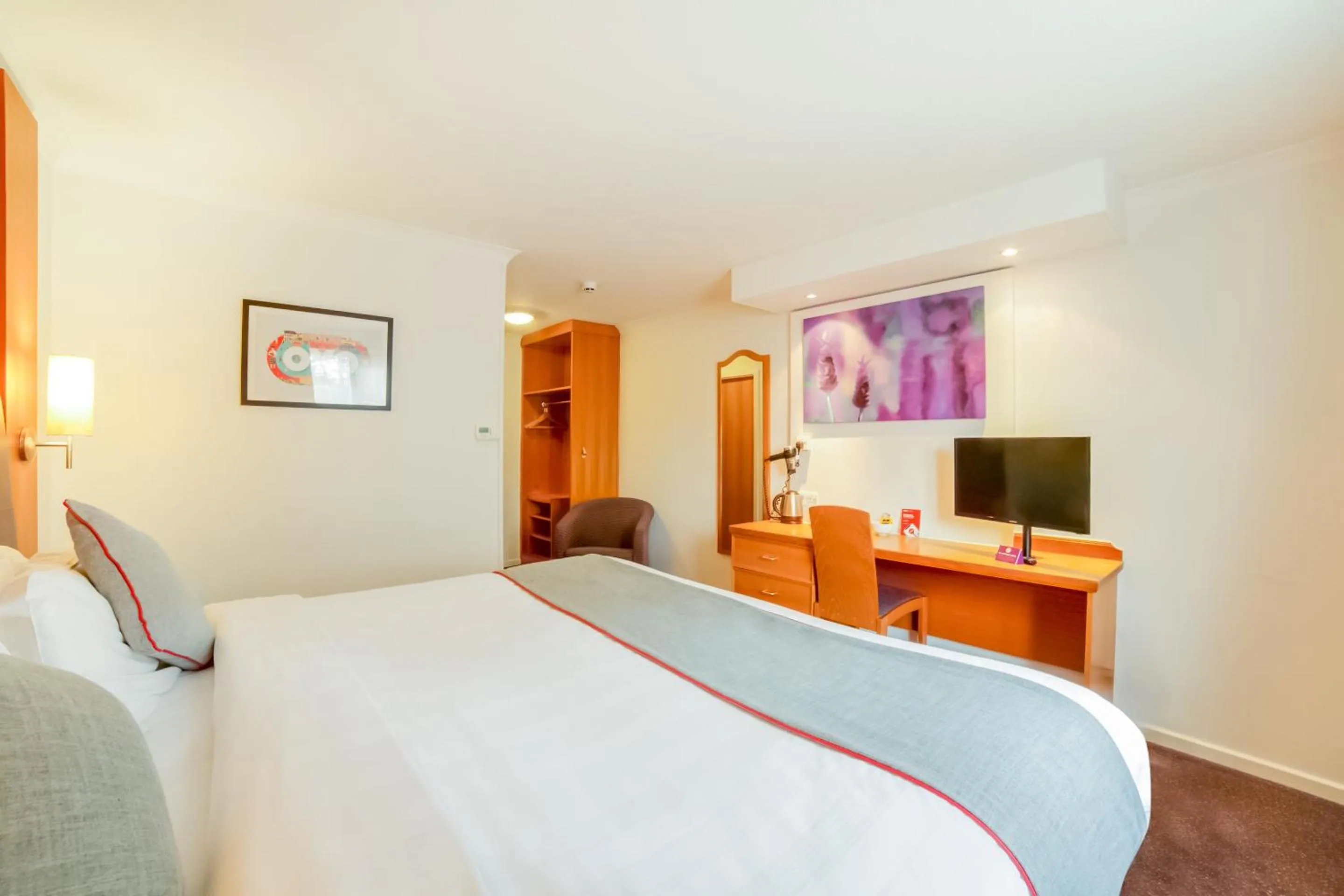 Bedroom, Bed in Lakeside Haydock Hotel, St Helens