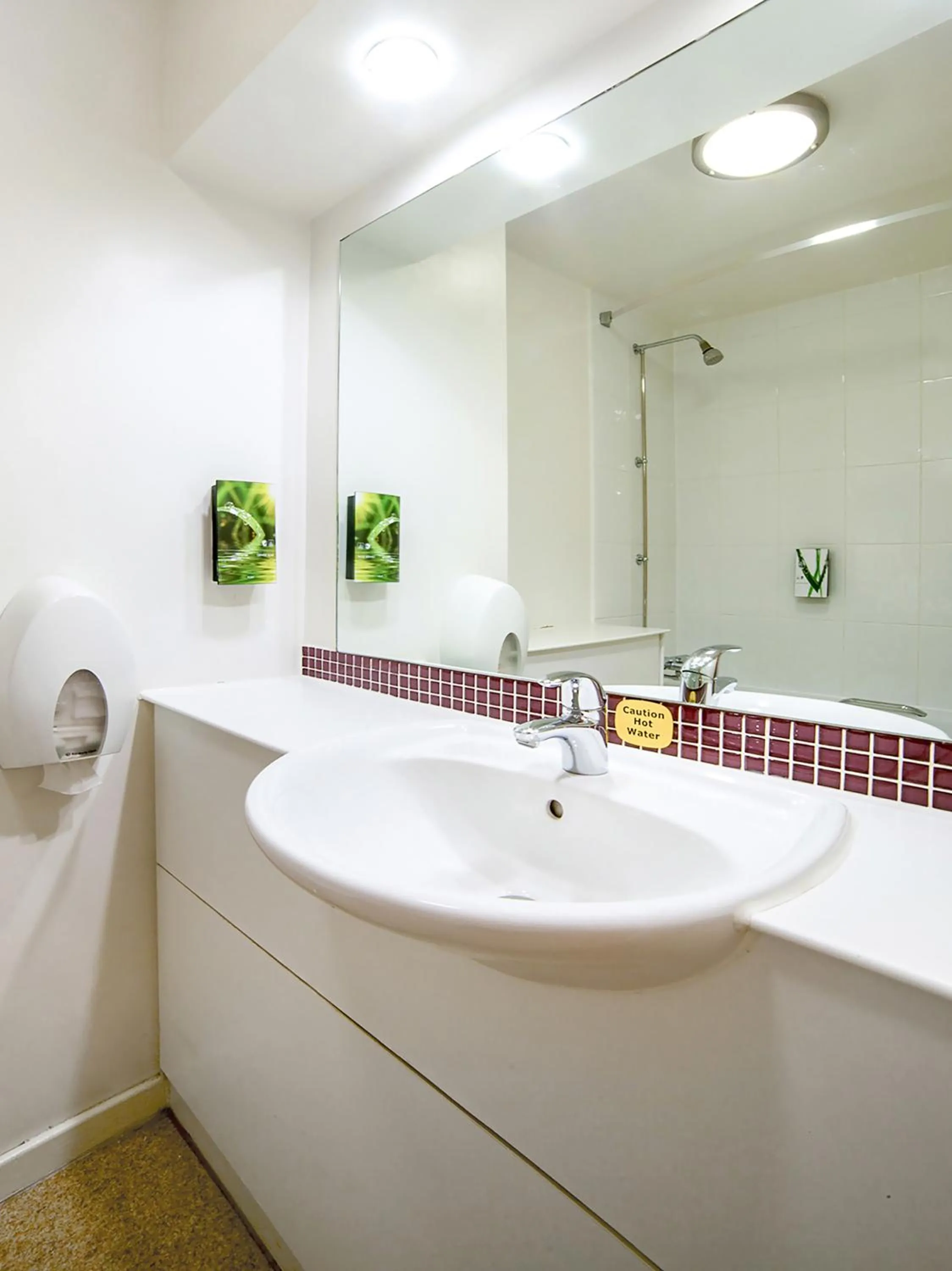 Bathroom in OYO Lakeside Haydock Hotel St Helens