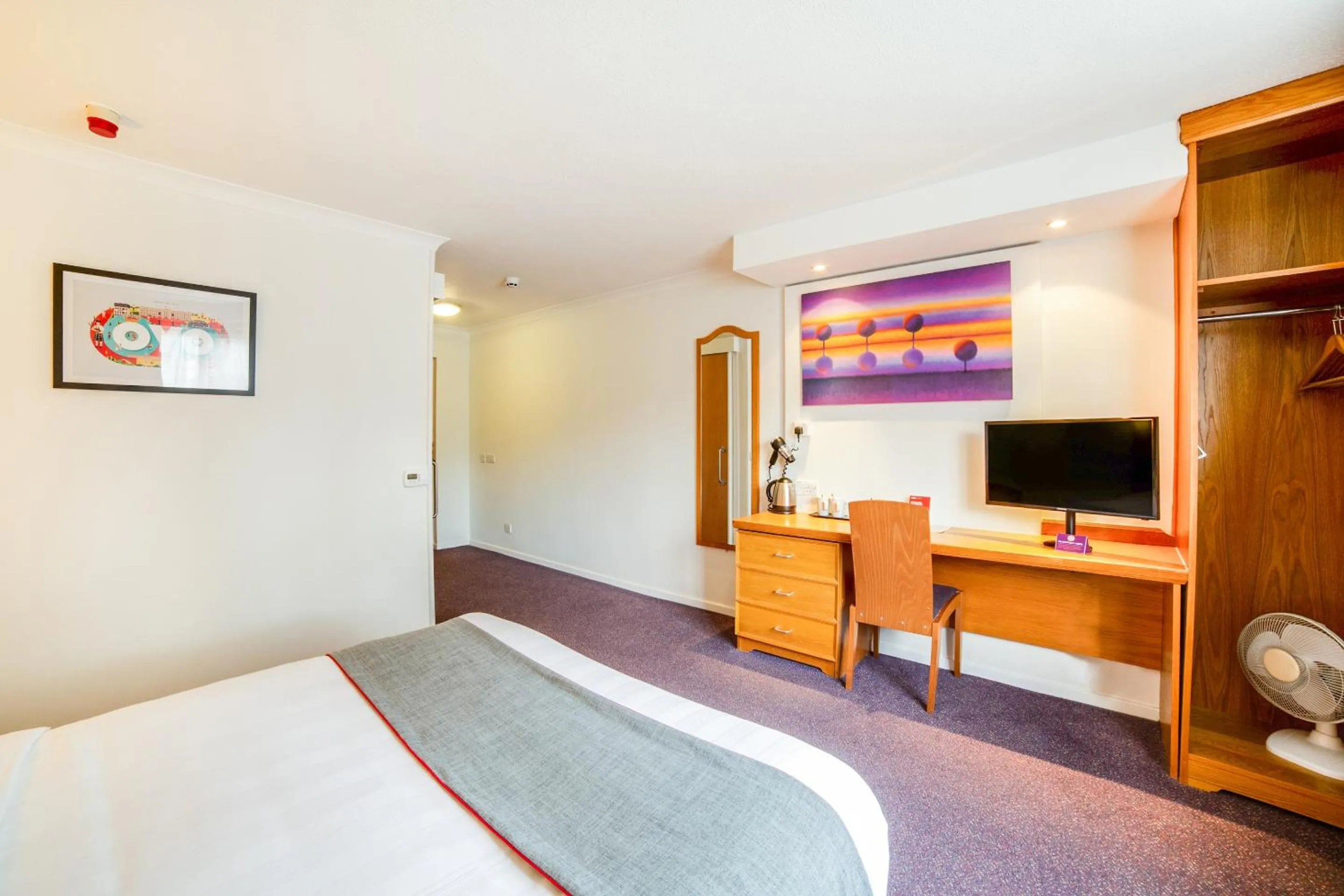 Bedroom, Bed in Lakeside Haydock Hotel, St Helens