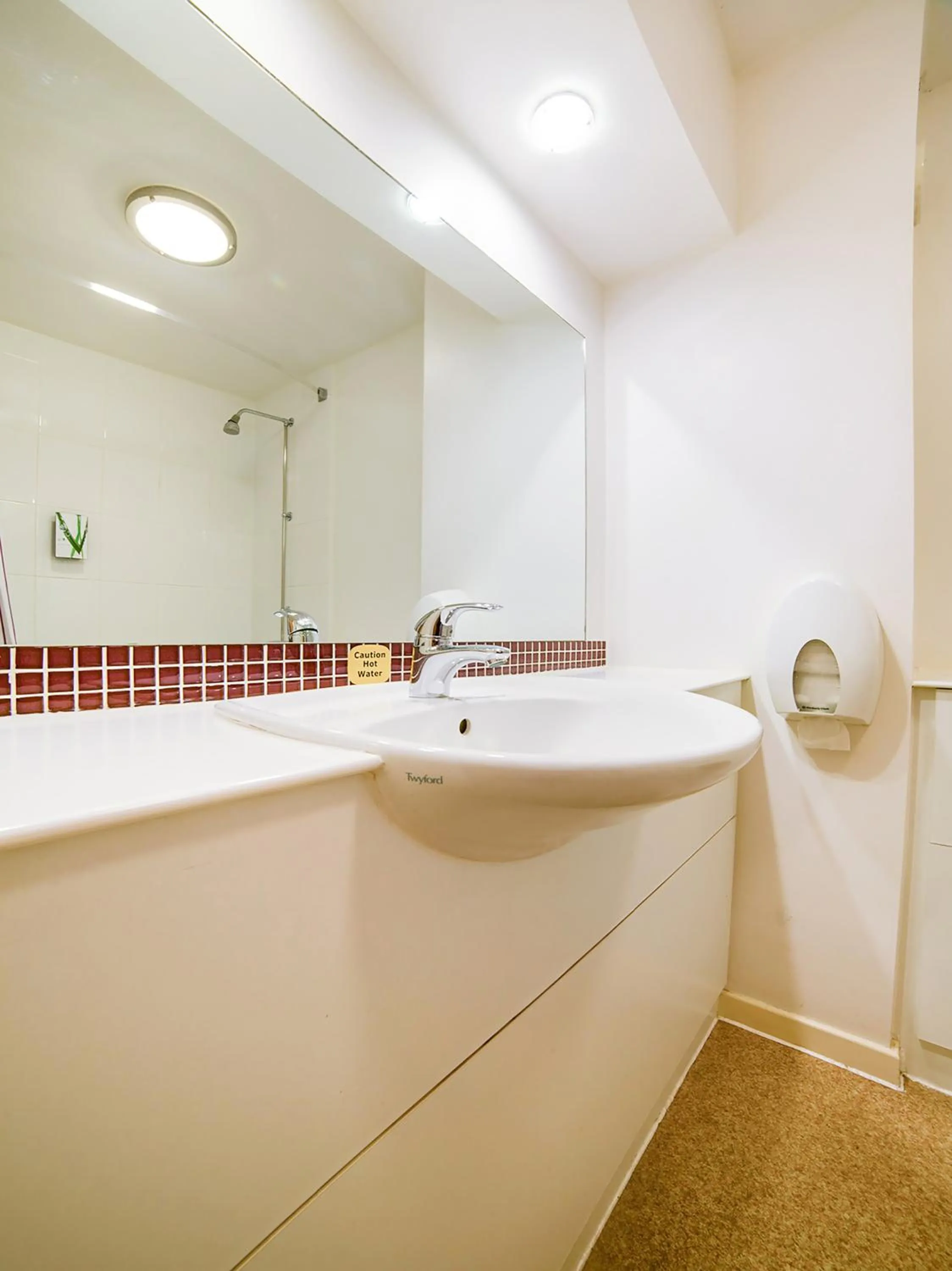 Bathroom in OYO Lakeside Haydock Hotel St Helens