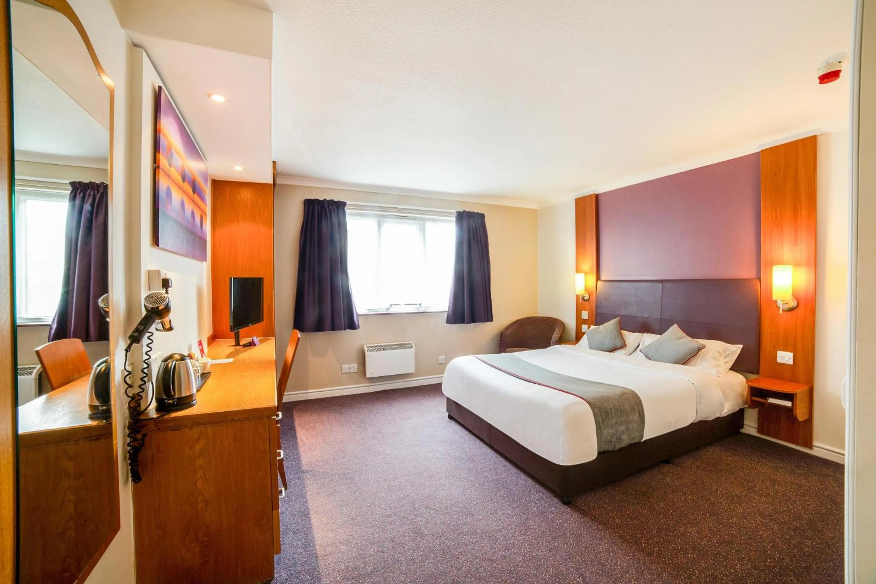 Bedroom, Bed in Lakeside Haydock Hotel, St Helens