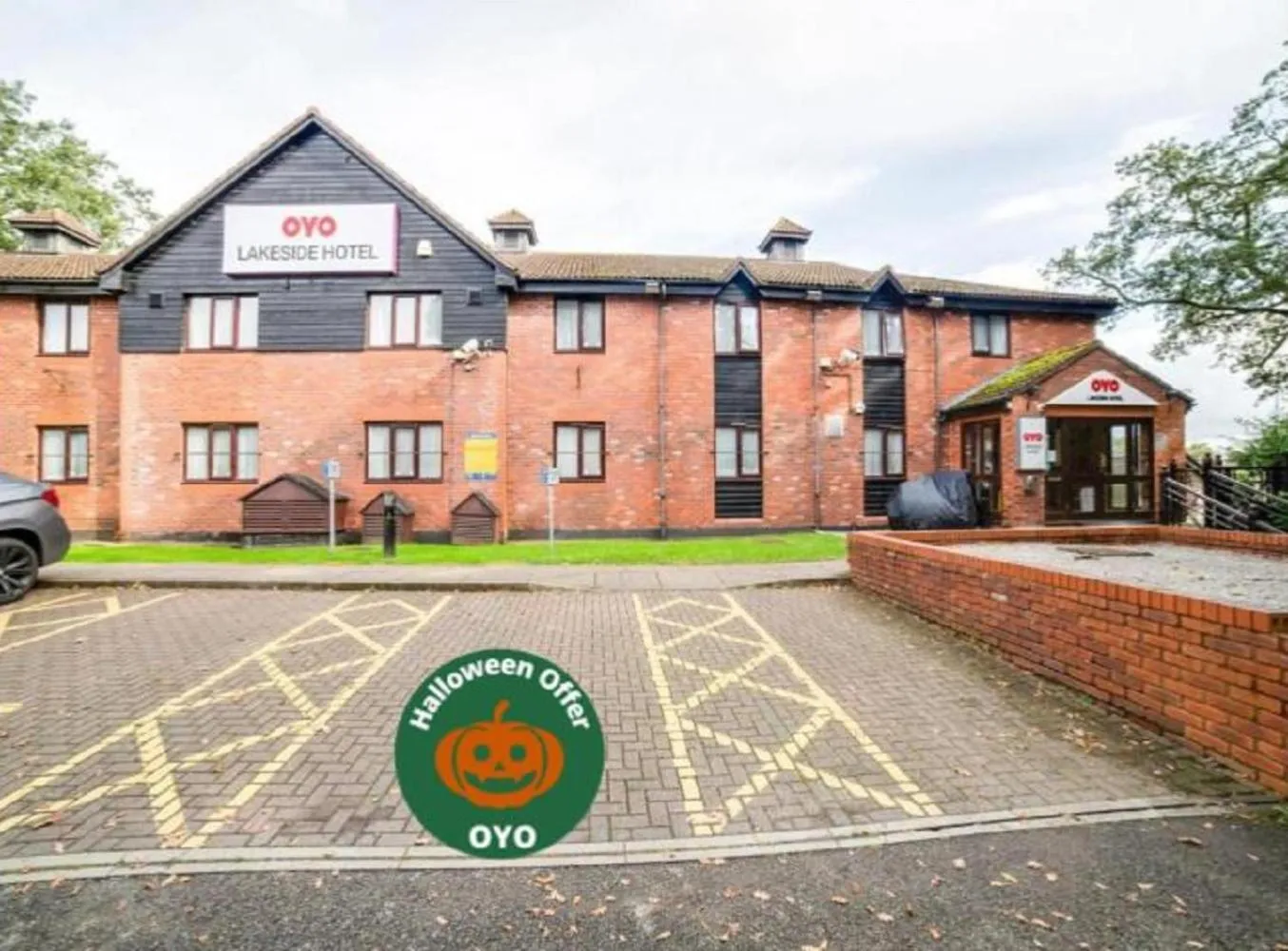 Facade/entrance, Property Building in OYO Lakeside Haydock Hotel St Helens