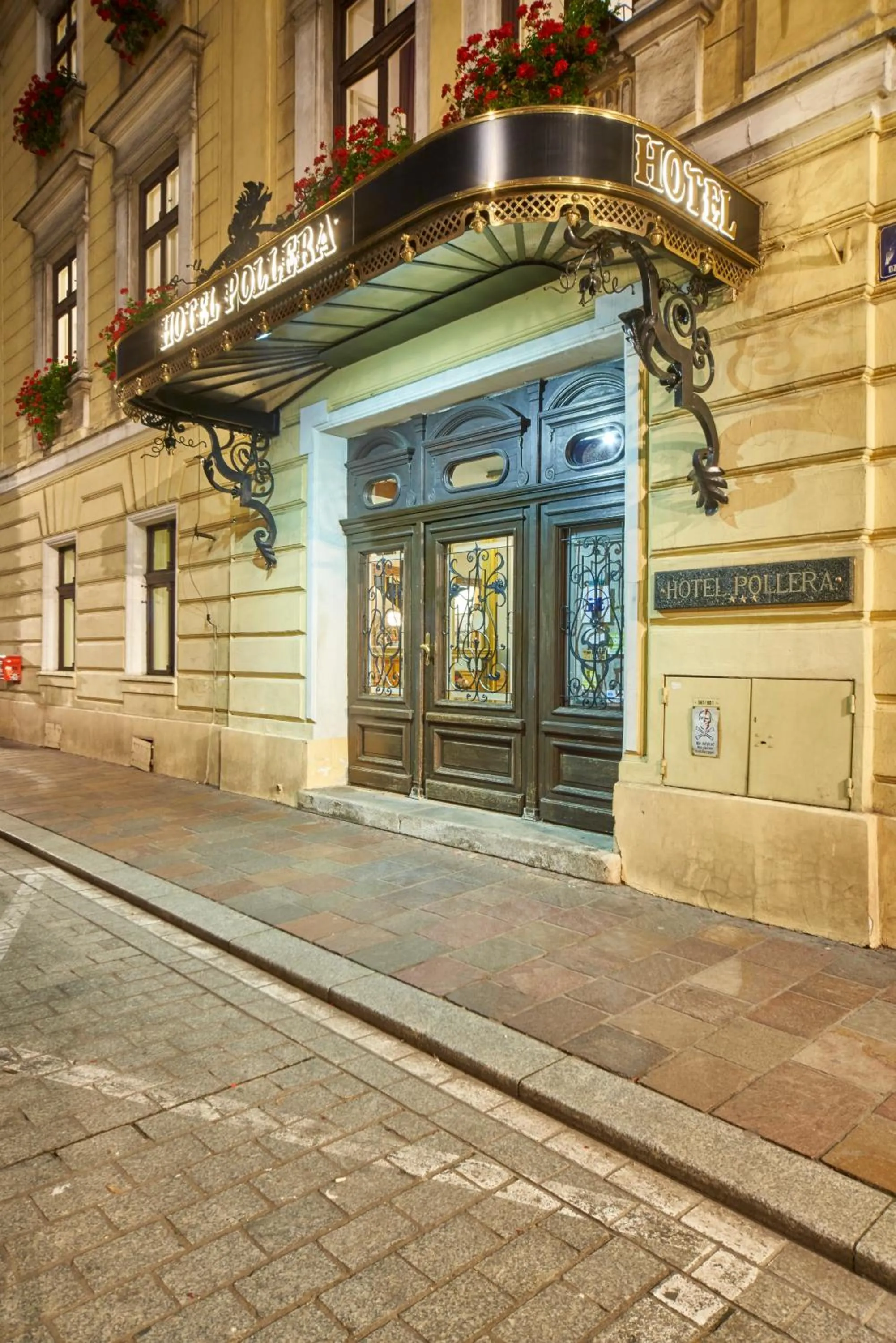 Facade/entrance in Pollera