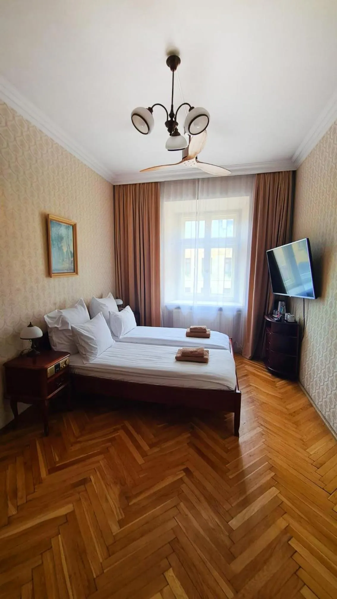 Photo of the whole room, Bed in Pollera