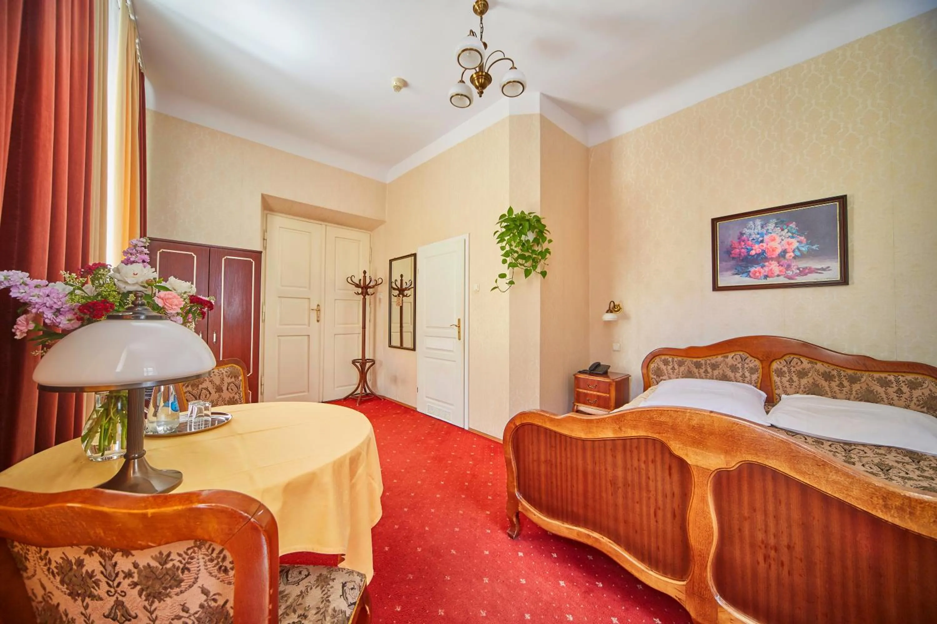 Photo of the whole room, Bed in Pollera