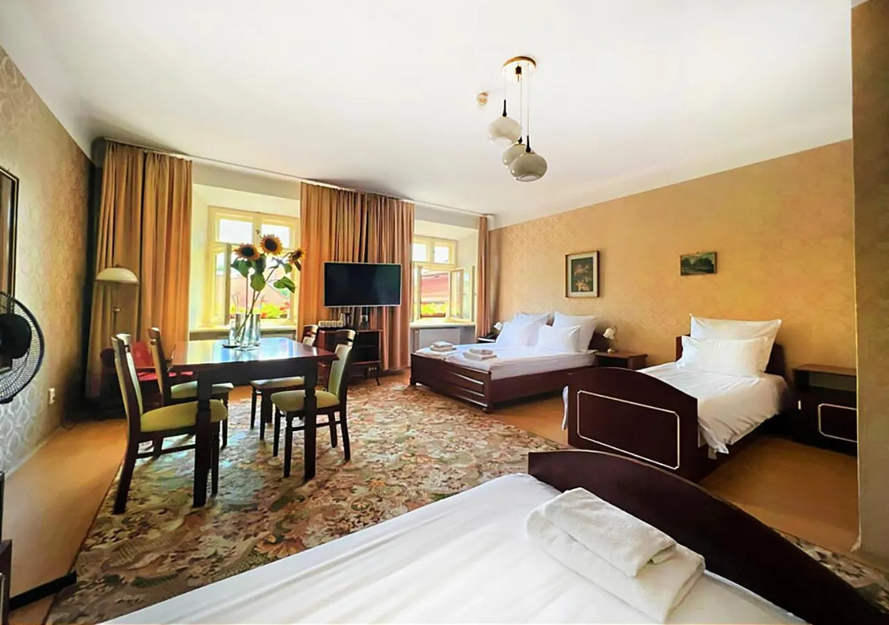 Photo of the whole room, Bed in Pollera