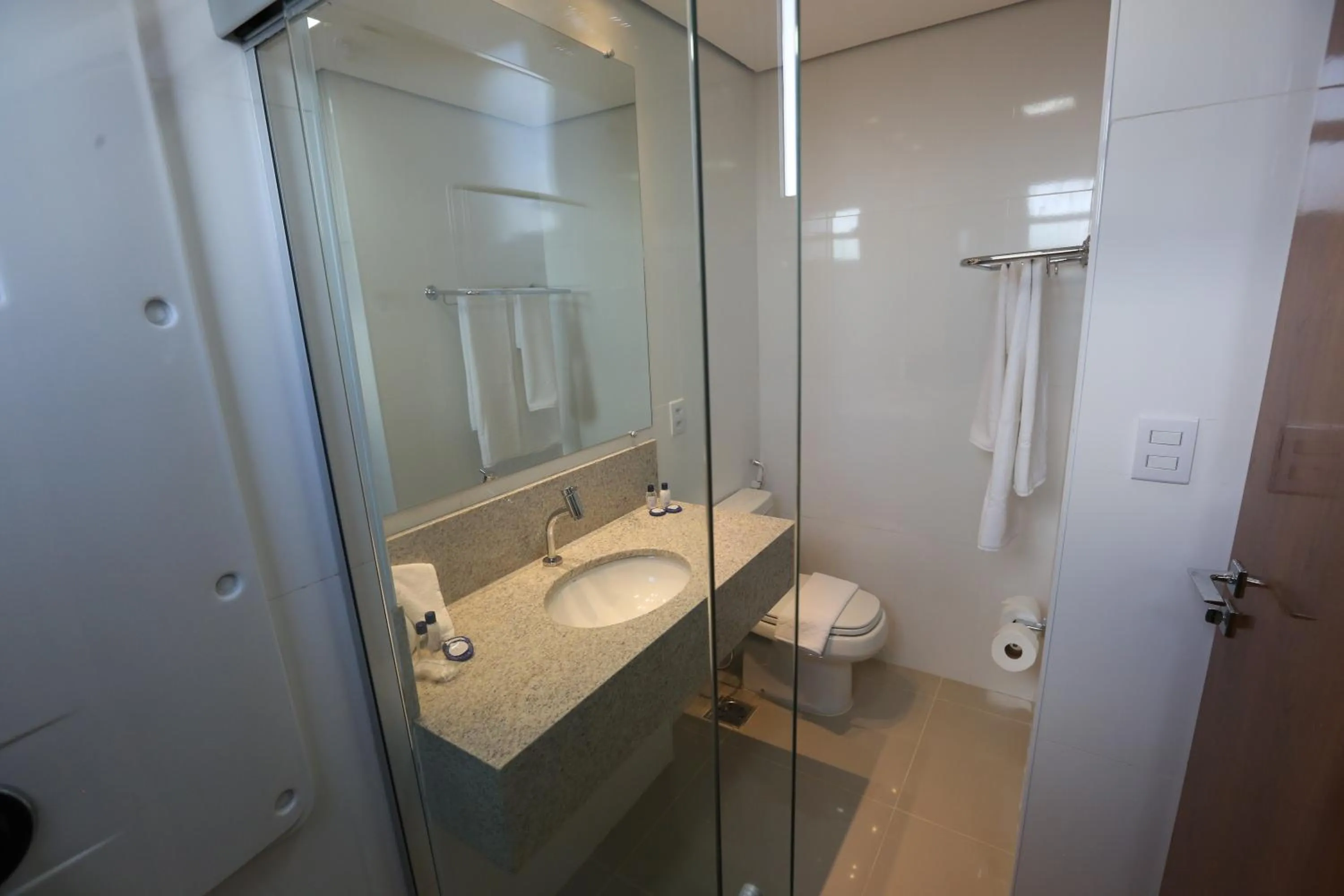 Shower in Hotel Amsterdam Montes Claros