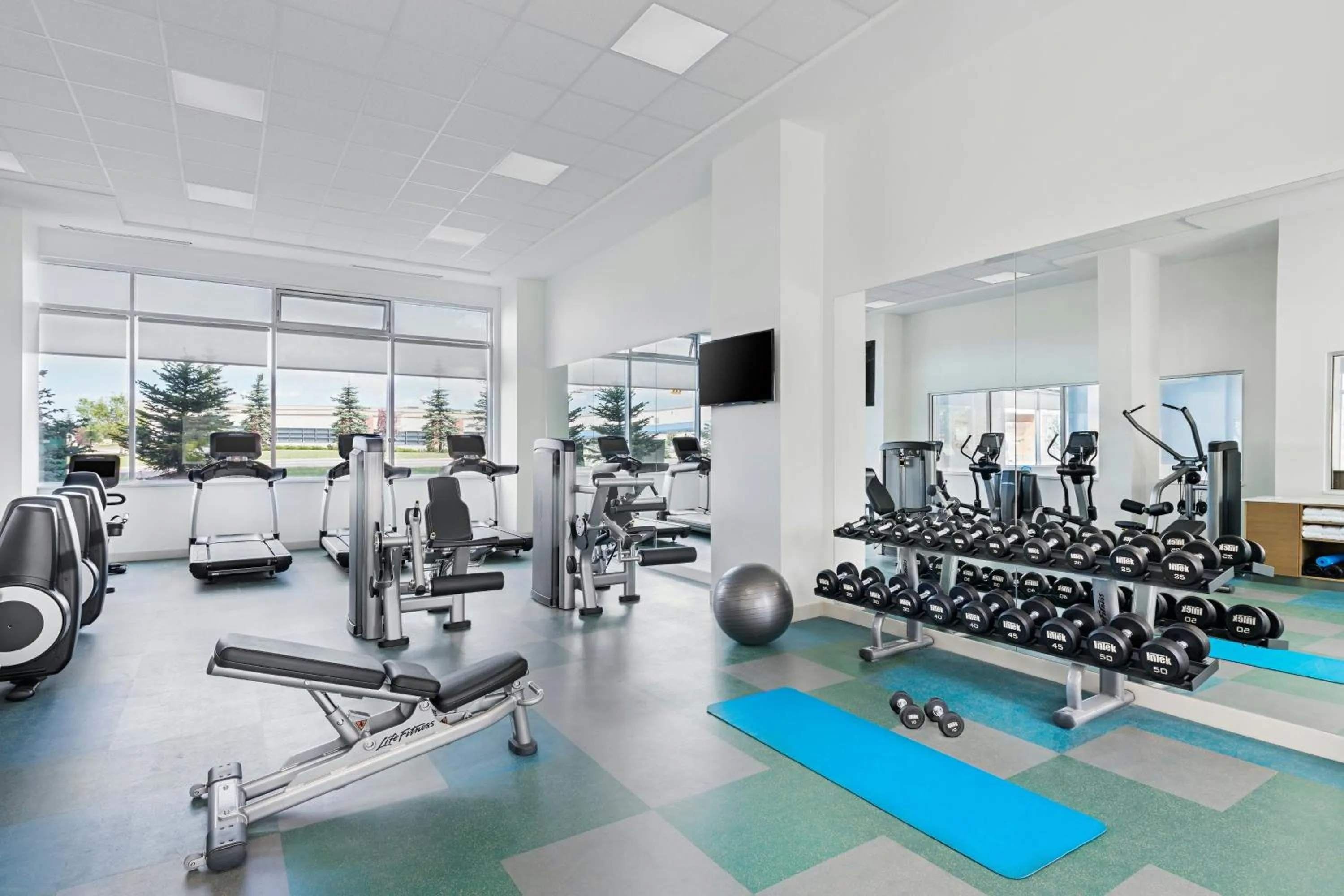 Fitness centre/facilities in Element Calgary Airport