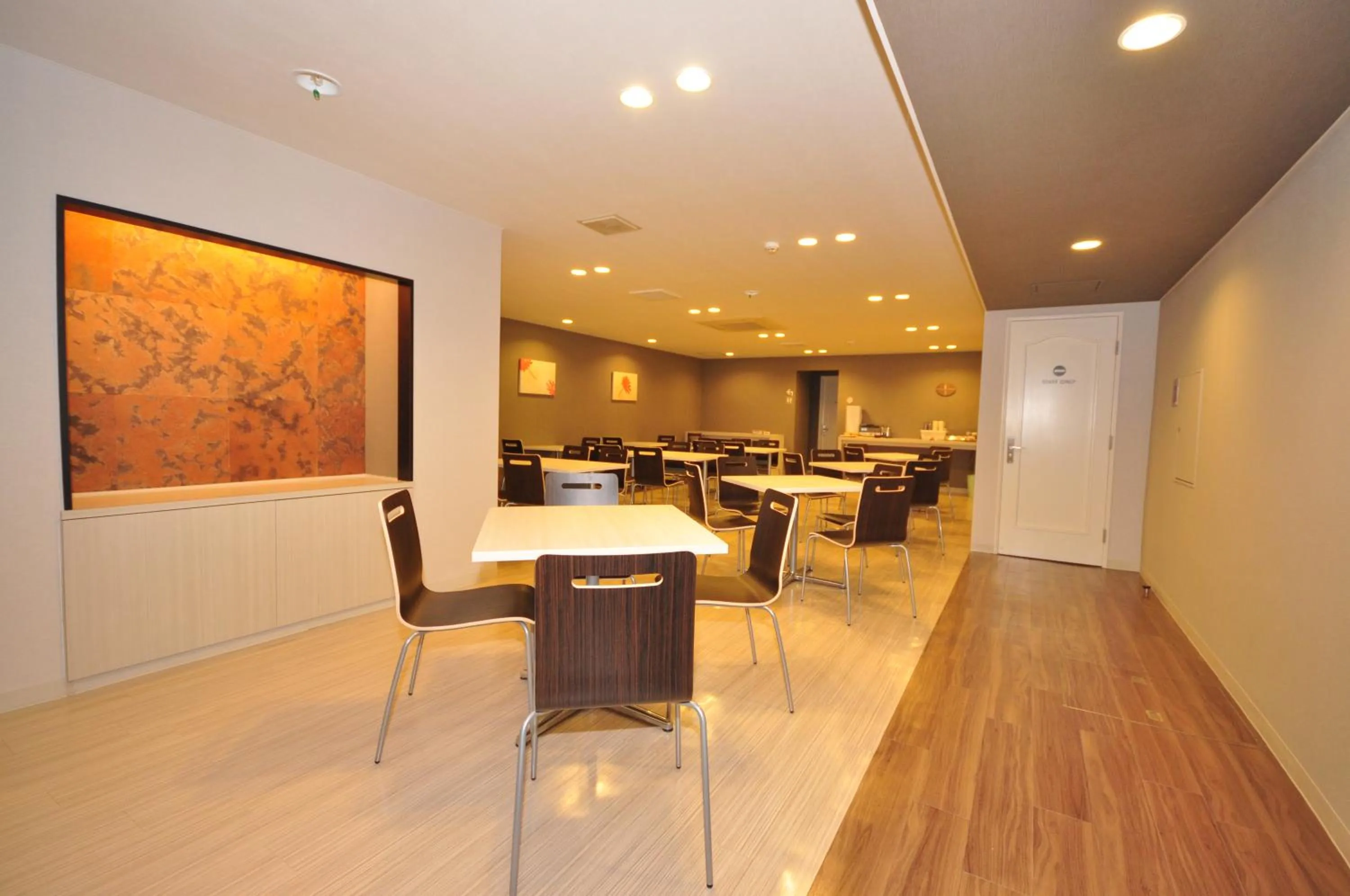 Restaurant/places to eat in Hotel Green Well