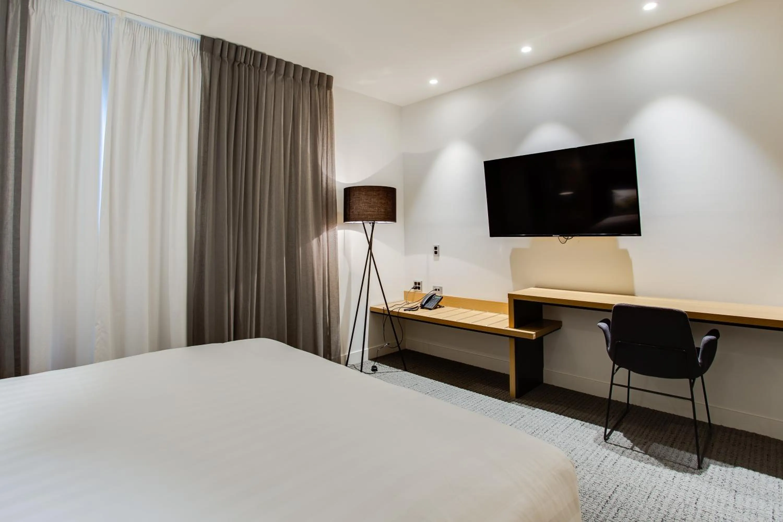 Bed in Quality Hotel Rules Club Wagga