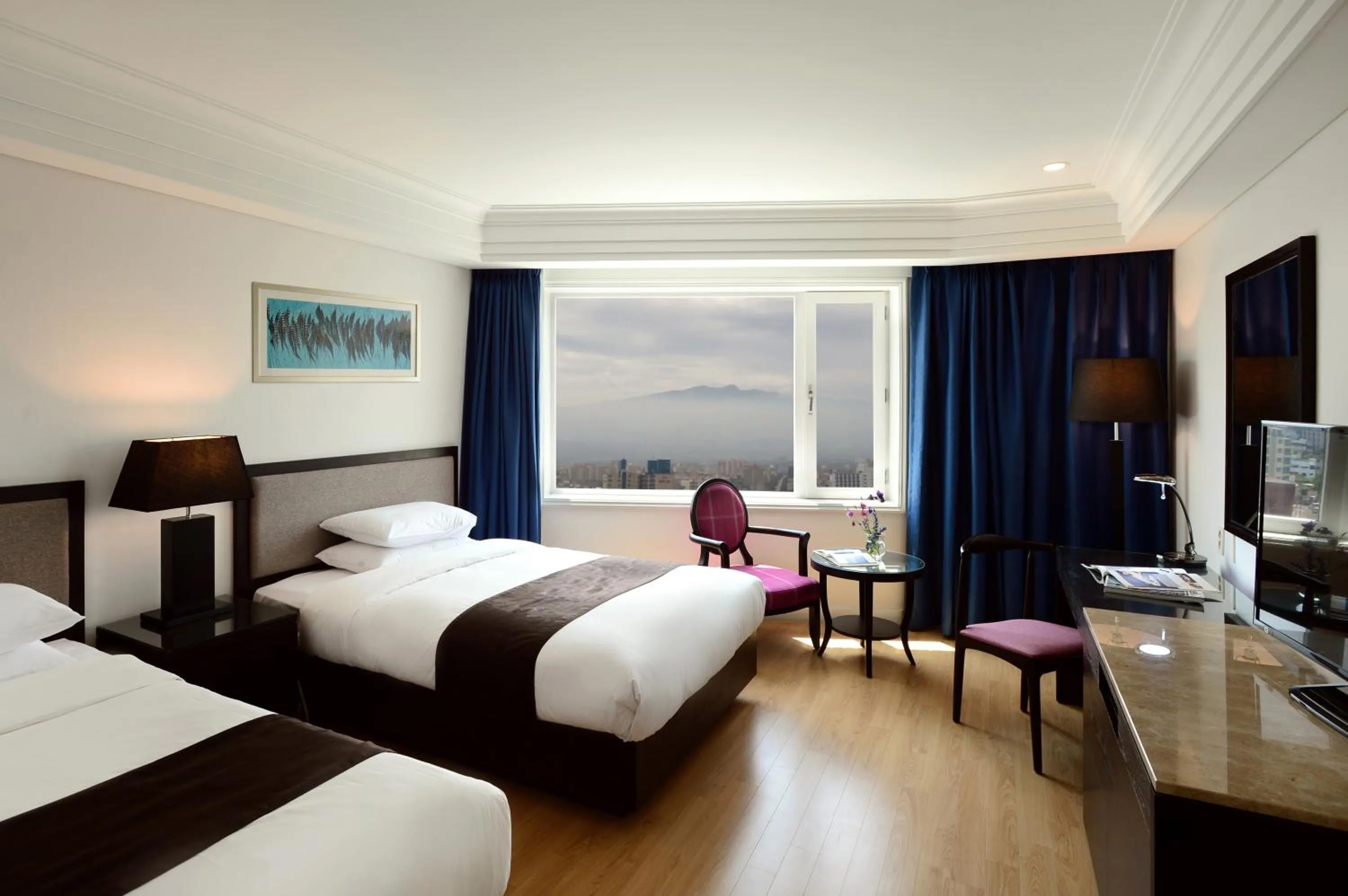 Photo of the whole room, Bed in Jeju Oriental Hotel & Casino