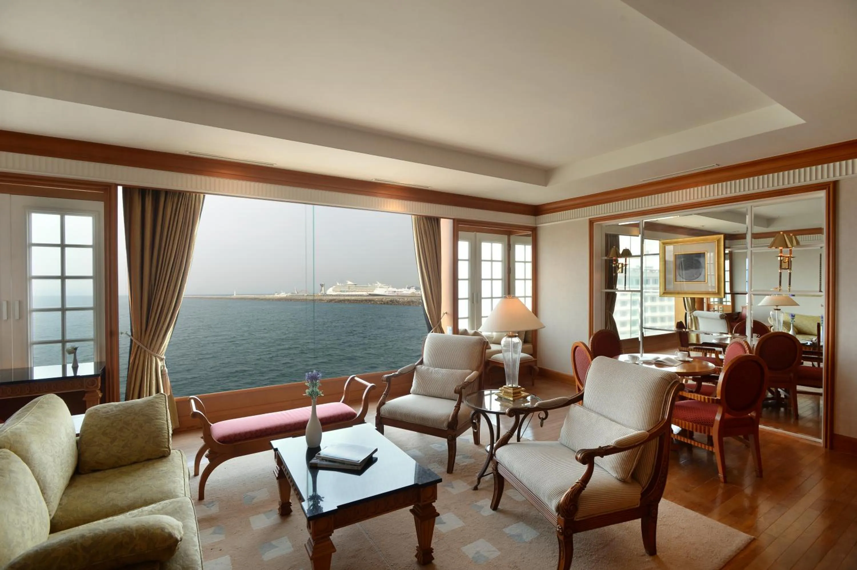 Living room in Jeju Oriental Hotel & Casino