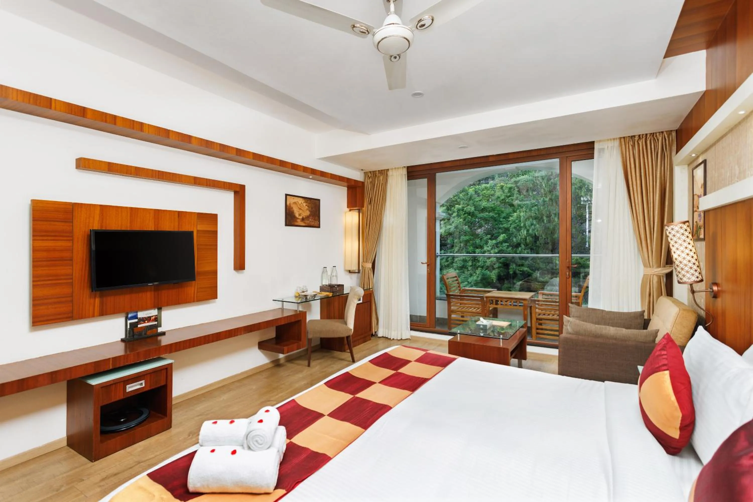 Bedroom, Bed in Amber Dale Luxury Hotel & Spa, Munnar