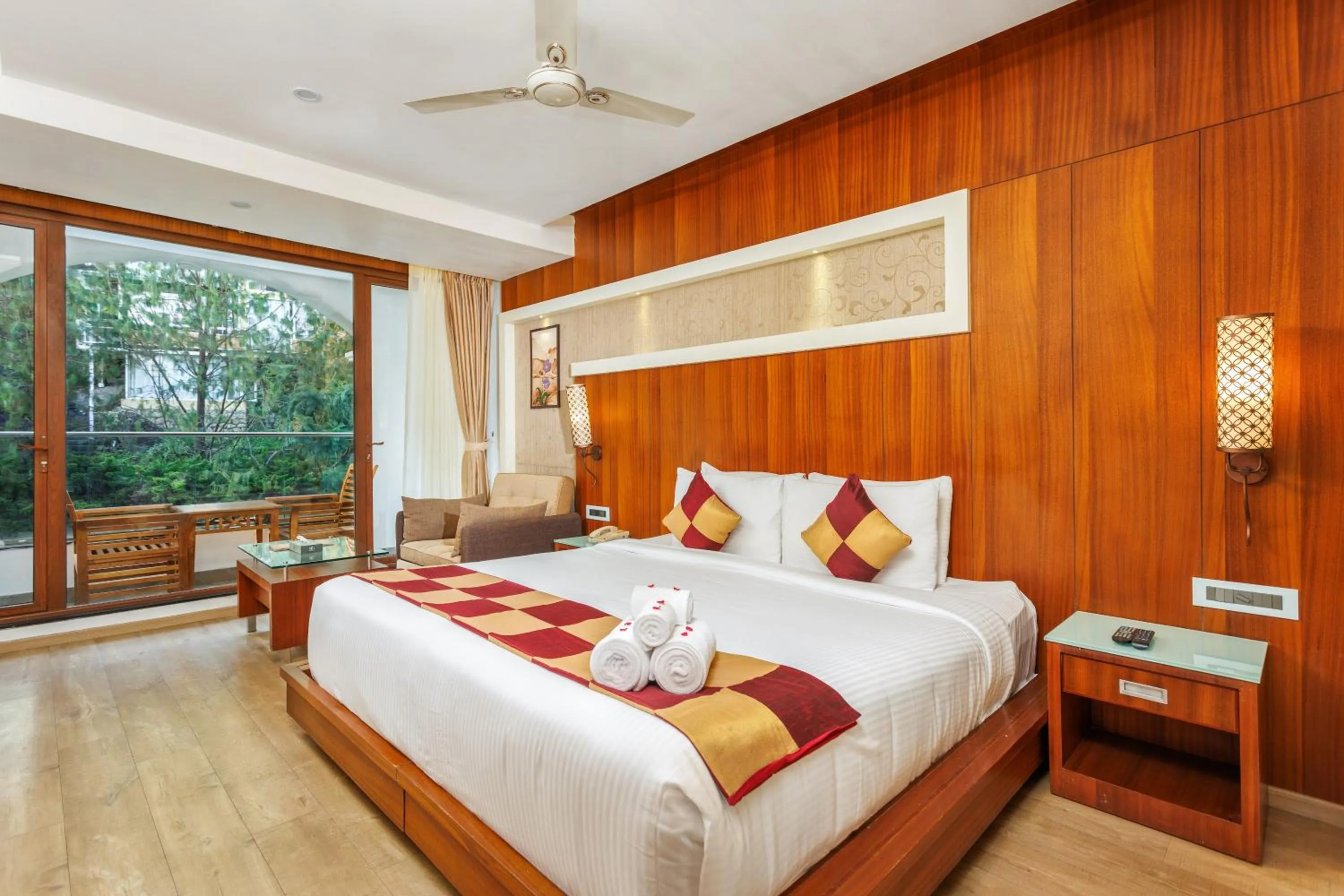 Bedroom, Bed in Amber Dale Luxury Hotel & Spa, Munnar