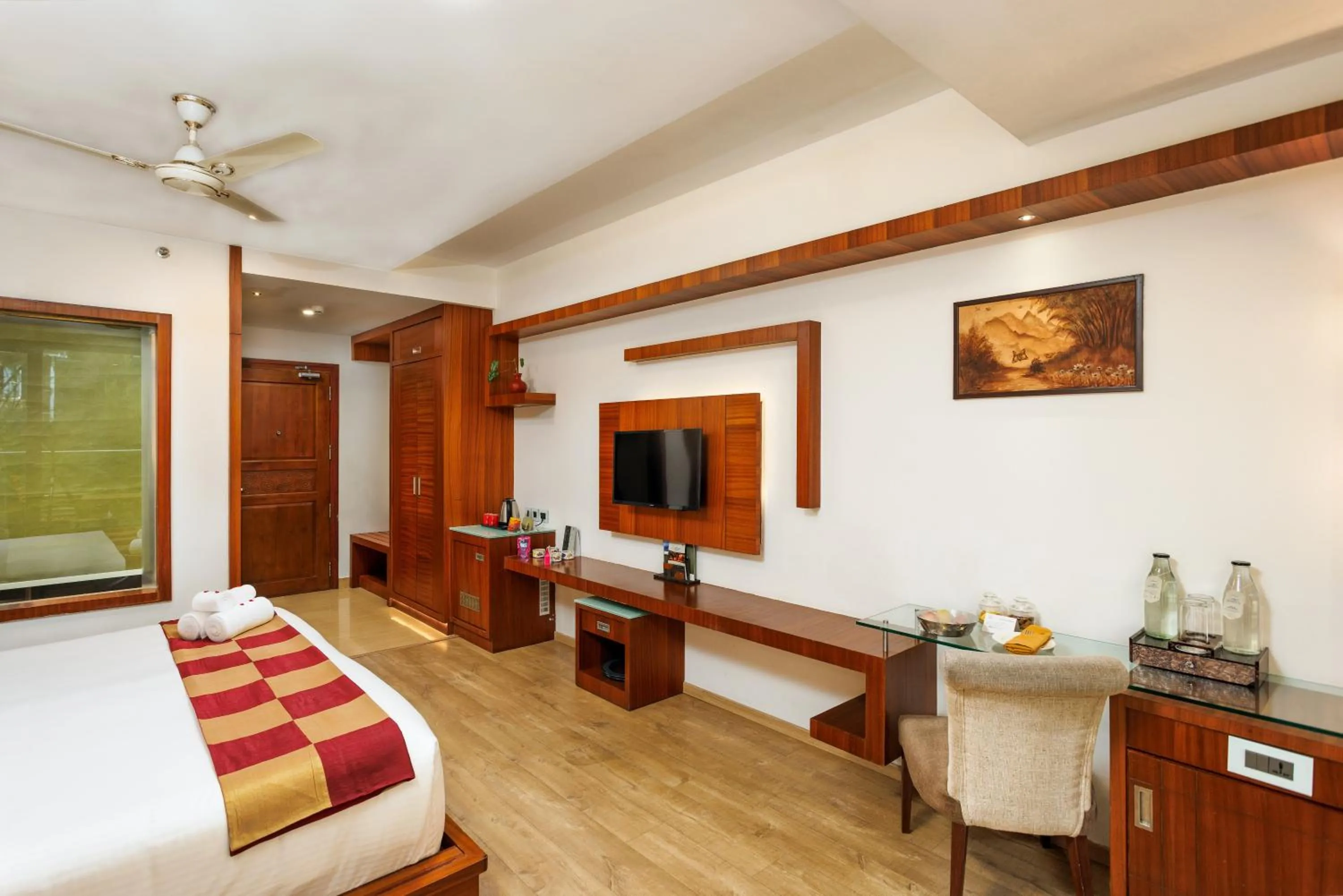 Bedroom, Bed in Amber Dale Luxury Hotel & Spa, Munnar