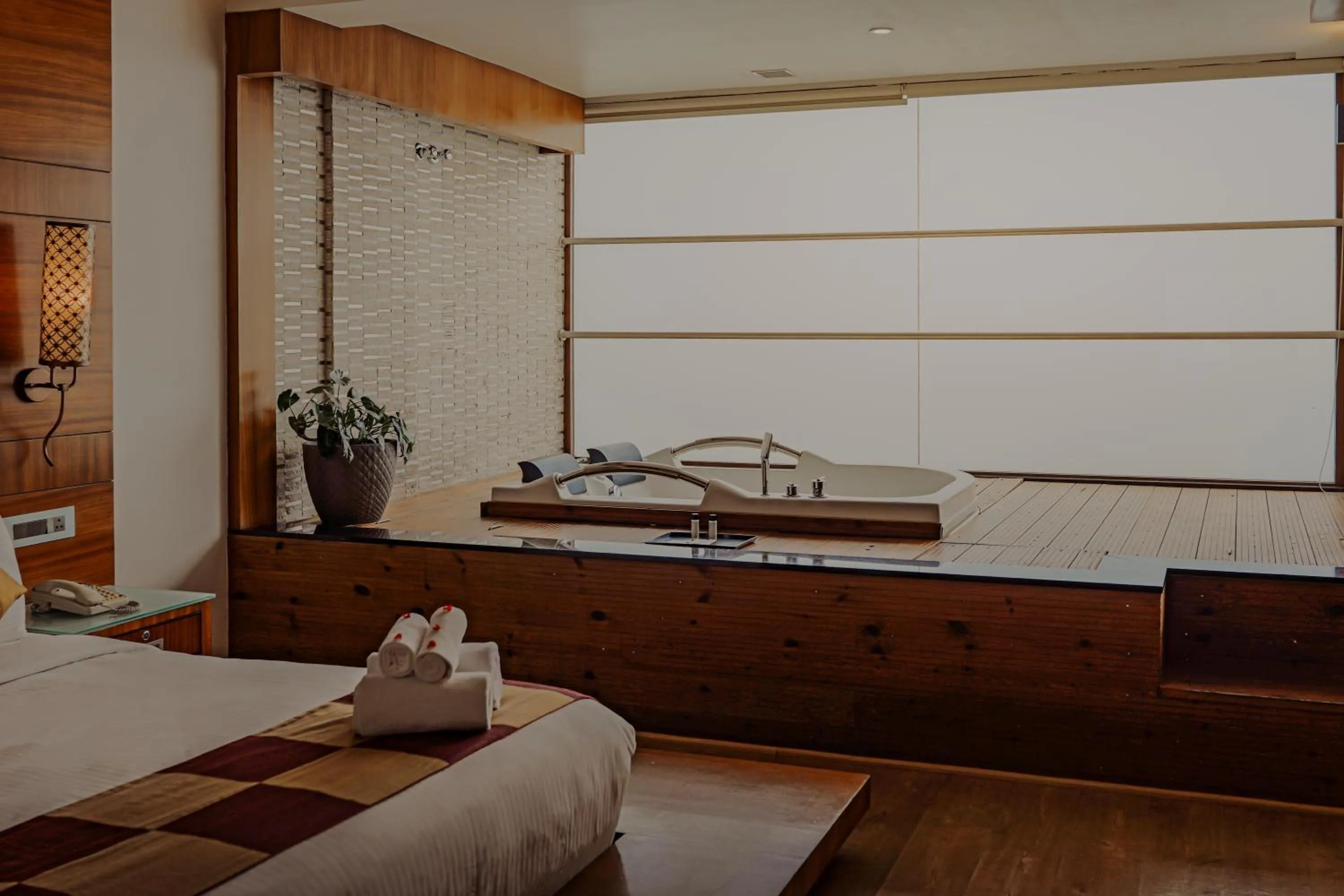 Hot Tub, Bed in Amber Dale Luxury Hotel & Spa, Munnar