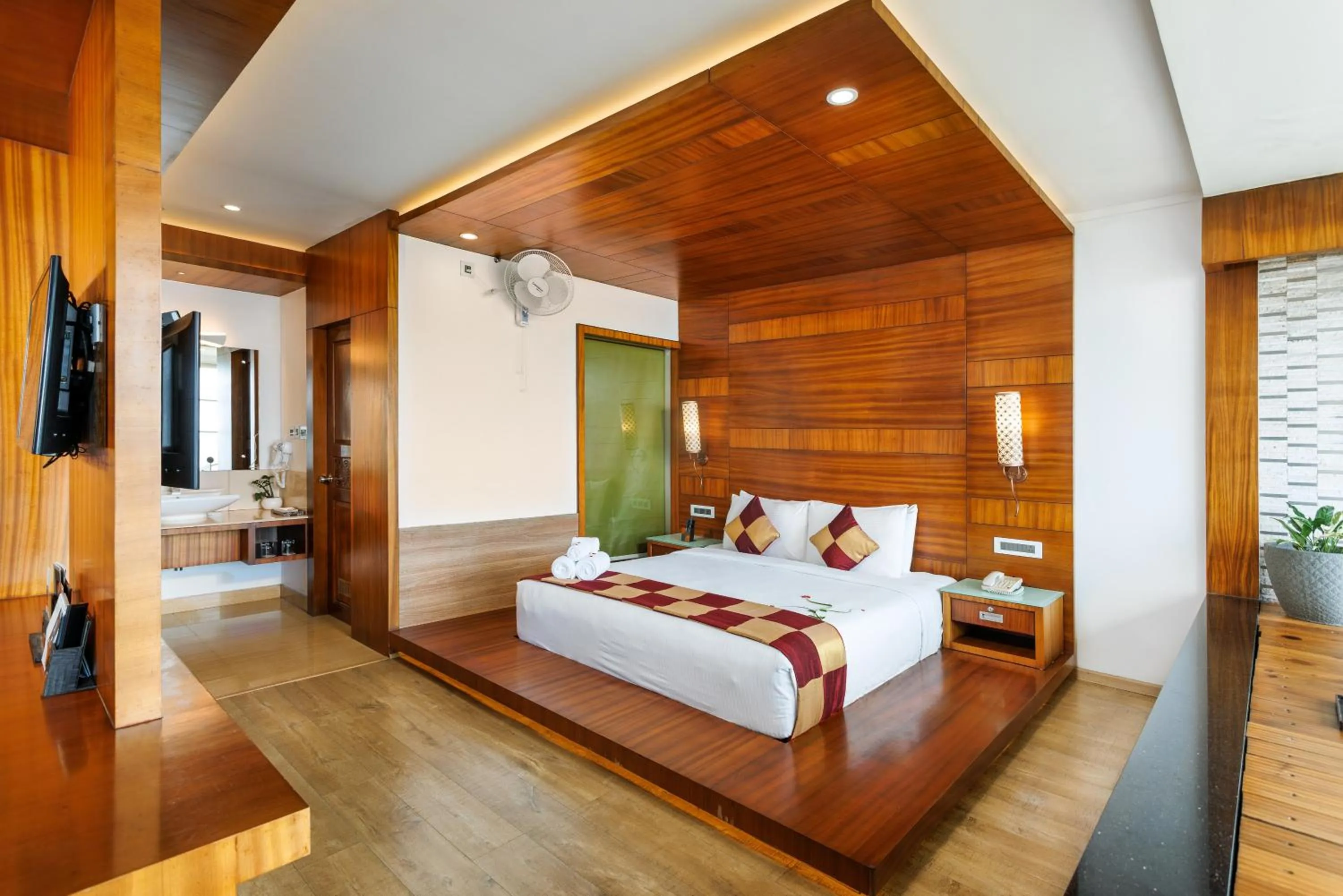 Bedroom, Bed in Amber Dale Luxury Hotel & Spa, Munnar