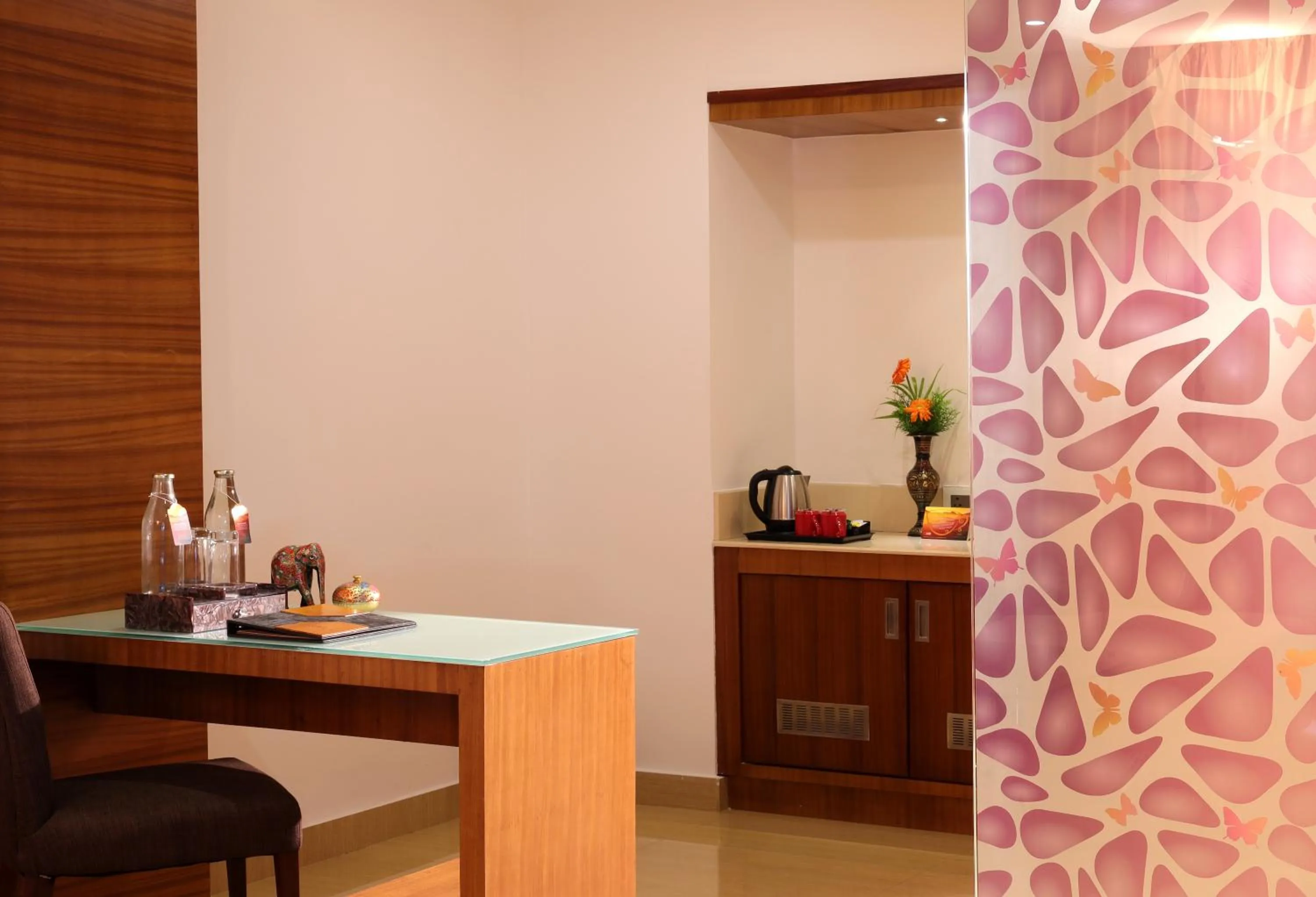 Coffee/tea facilities in Amber Dale Luxury Hotel & Spa, Munnar