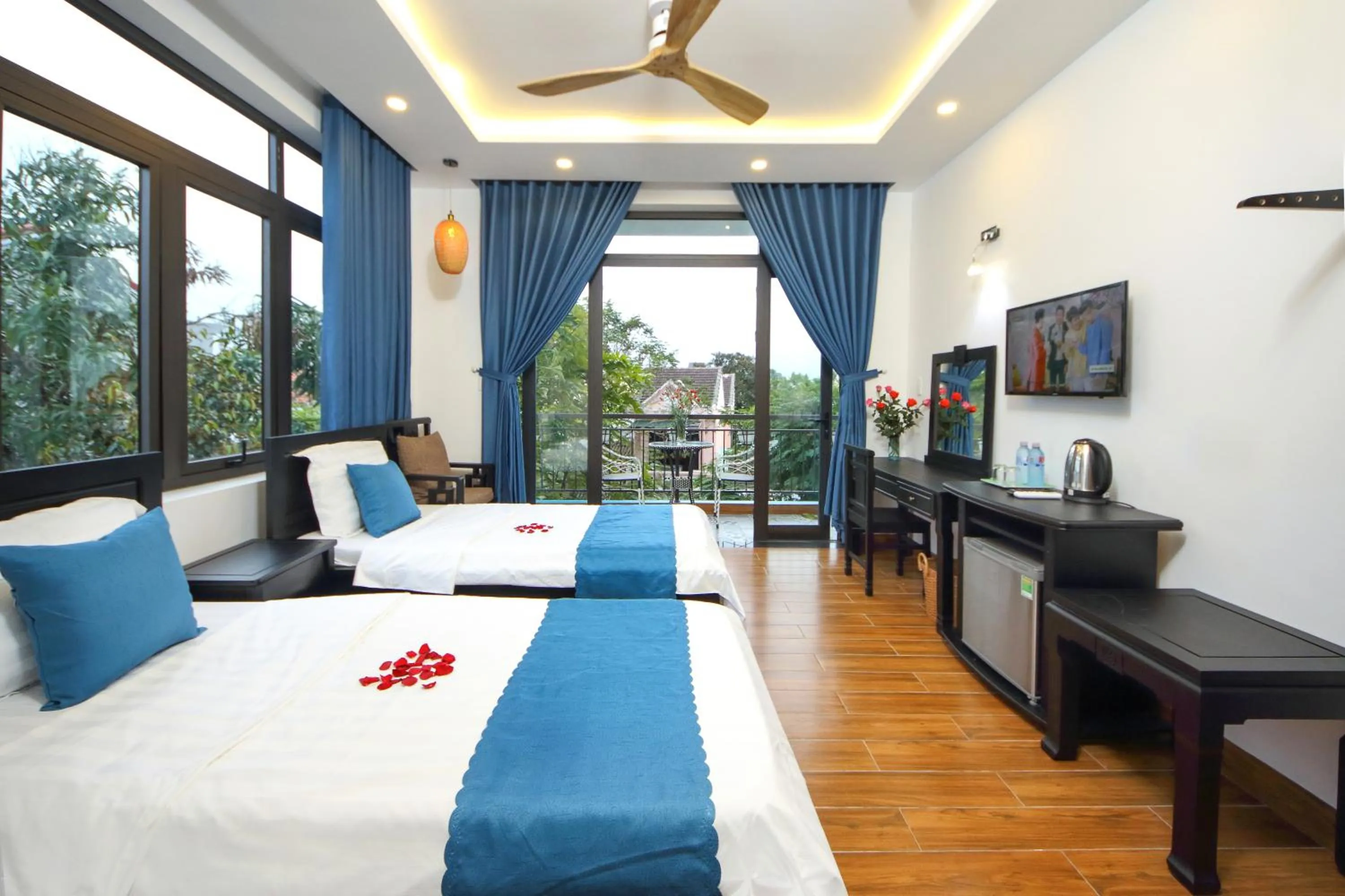 Photo of the whole room, Bed in Quynh Long Villa