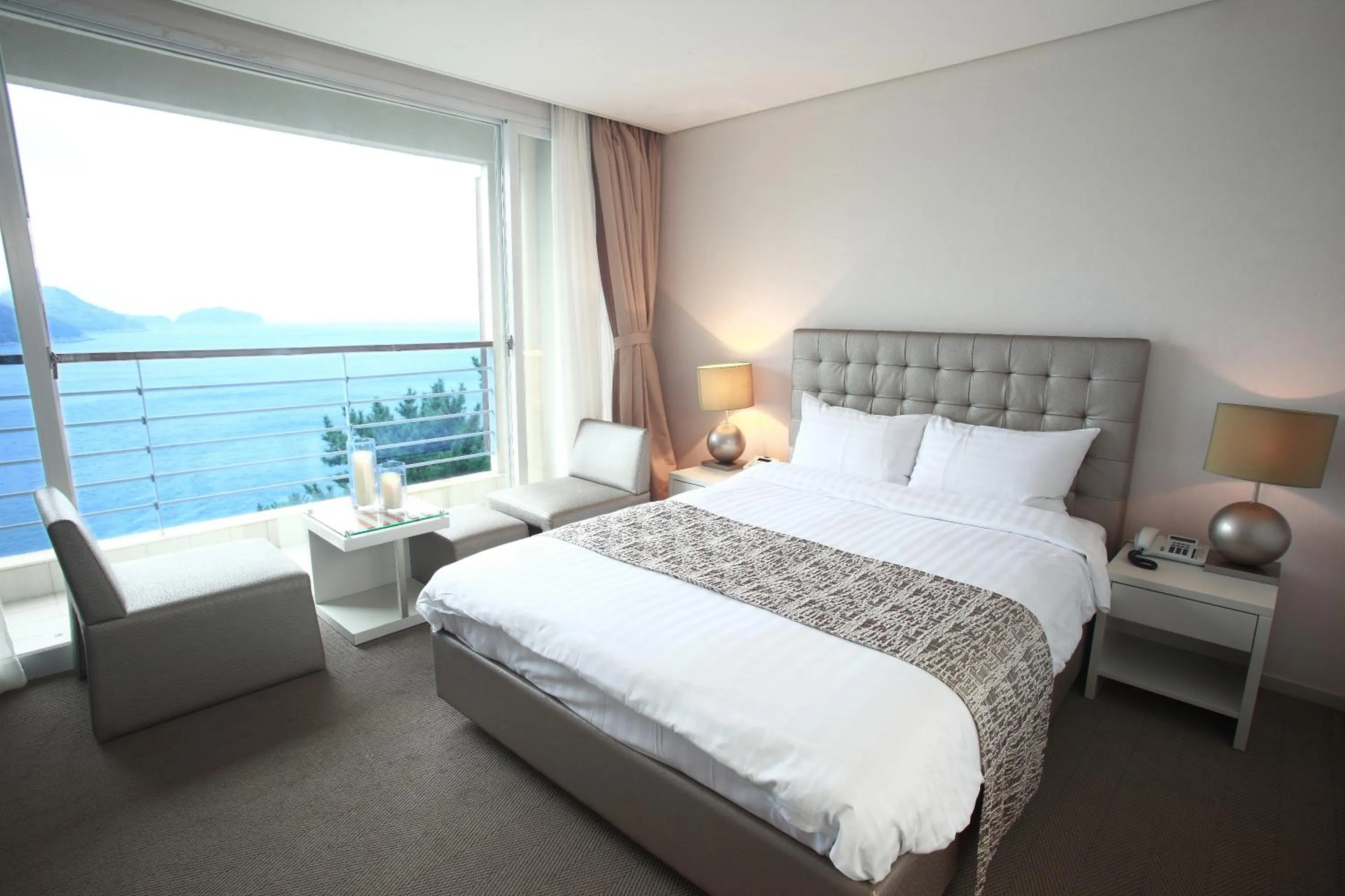 Photo of the whole room, Bed in Hotel Riviera Geoje