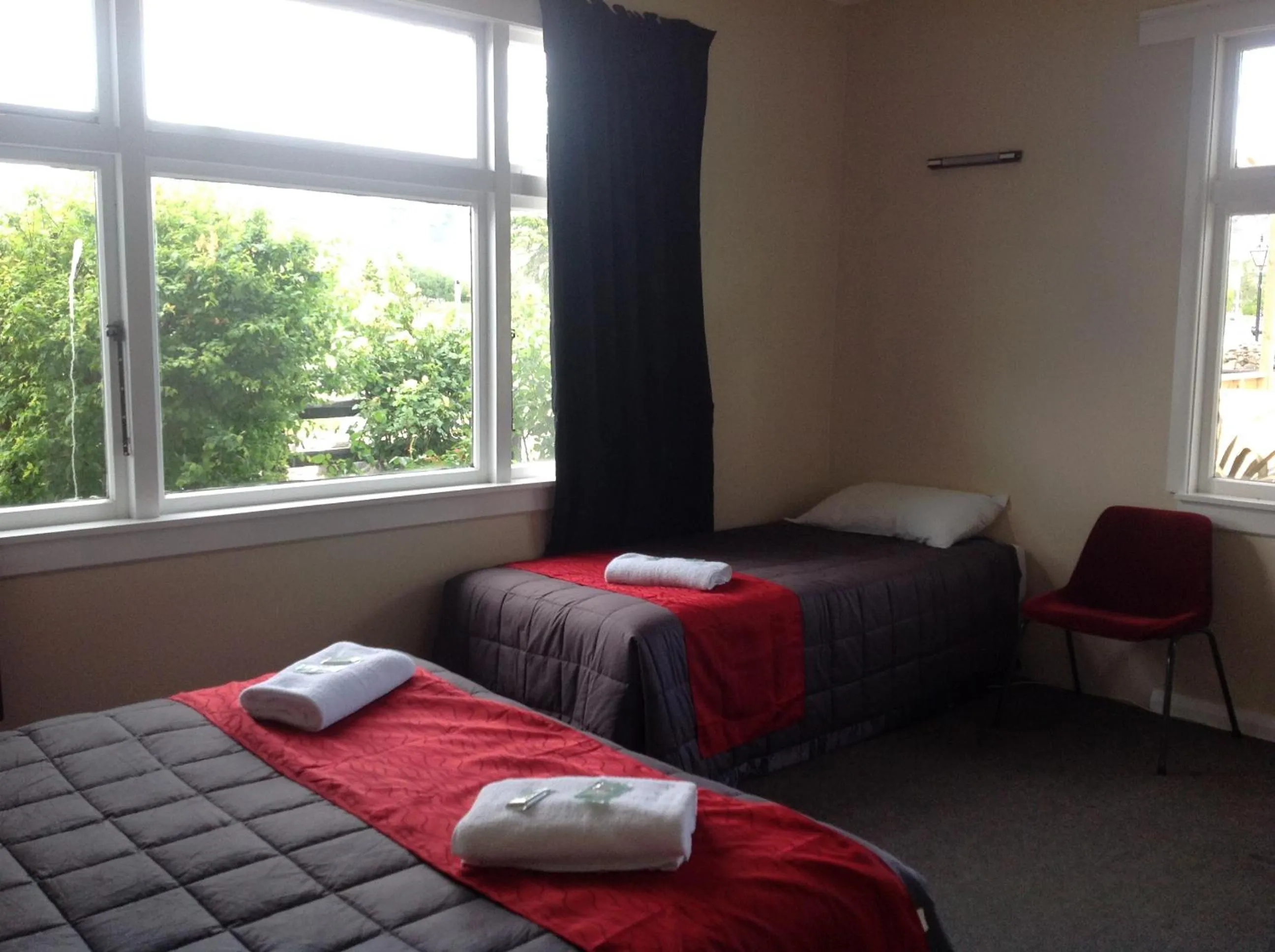 View (from property/room), Bed in Otematata's Best Dam Pub