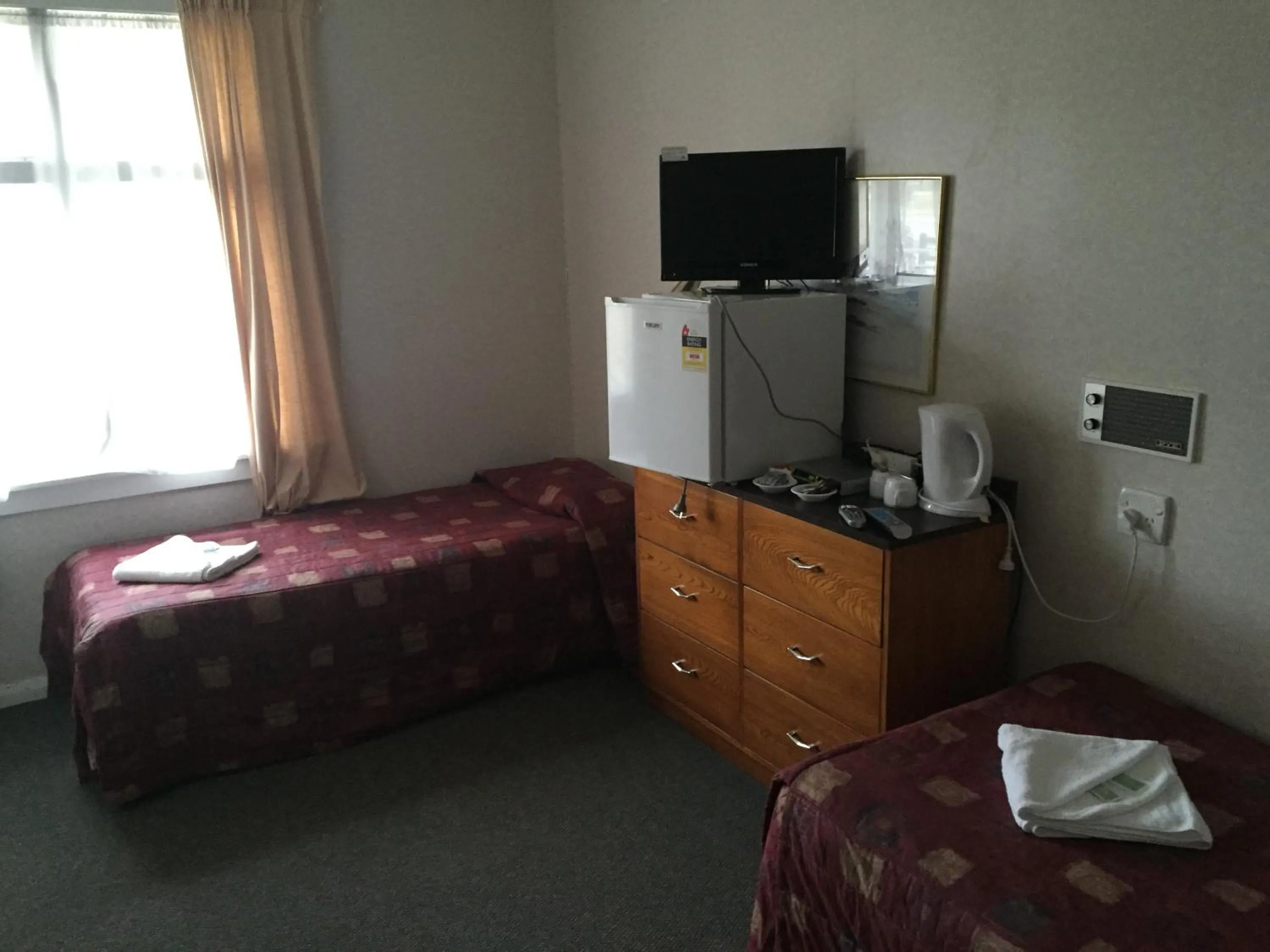 Day, Bed in Otematata's Best Dam Pub