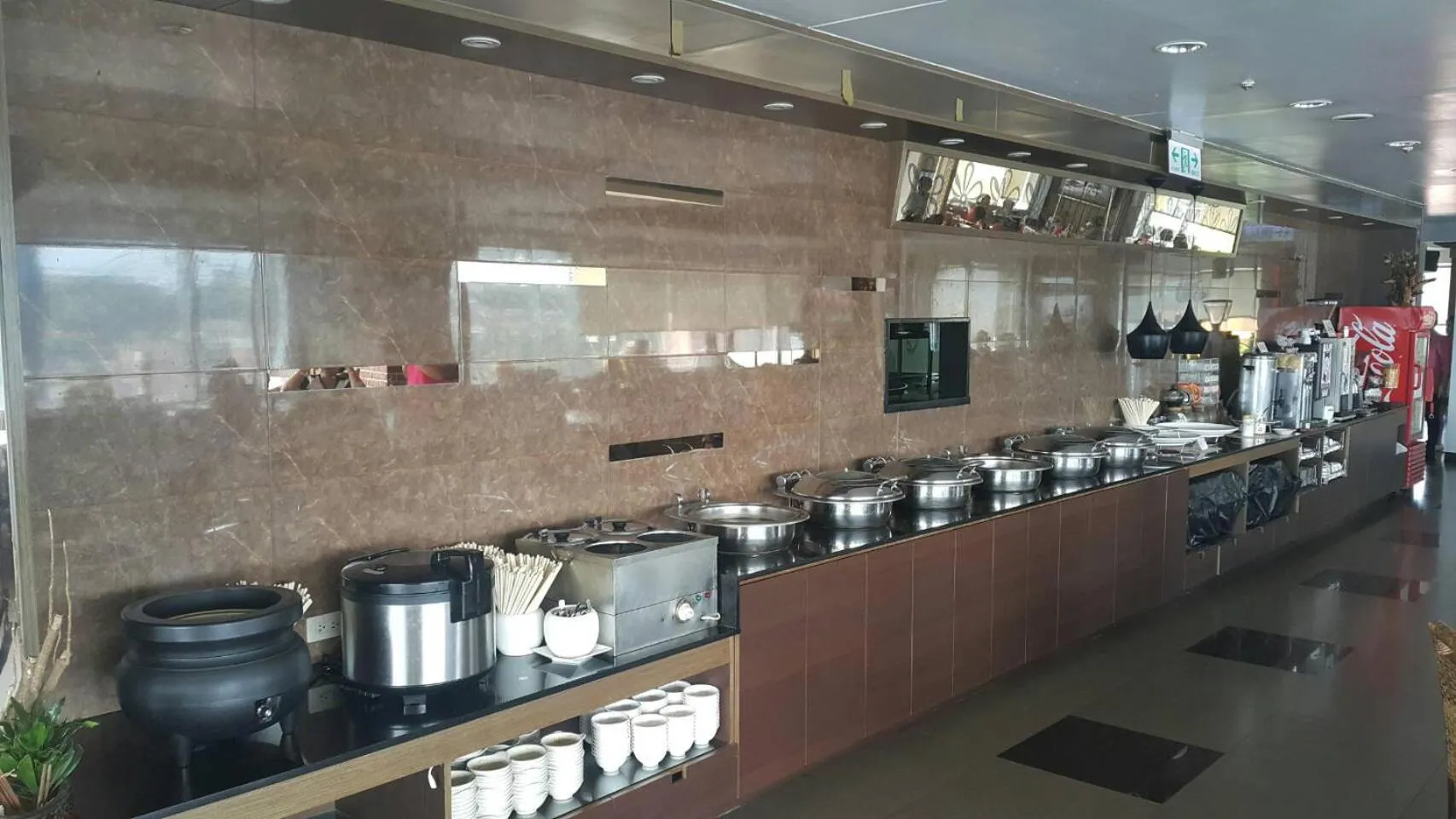 Restaurant/places to eat in Aloha Hotel