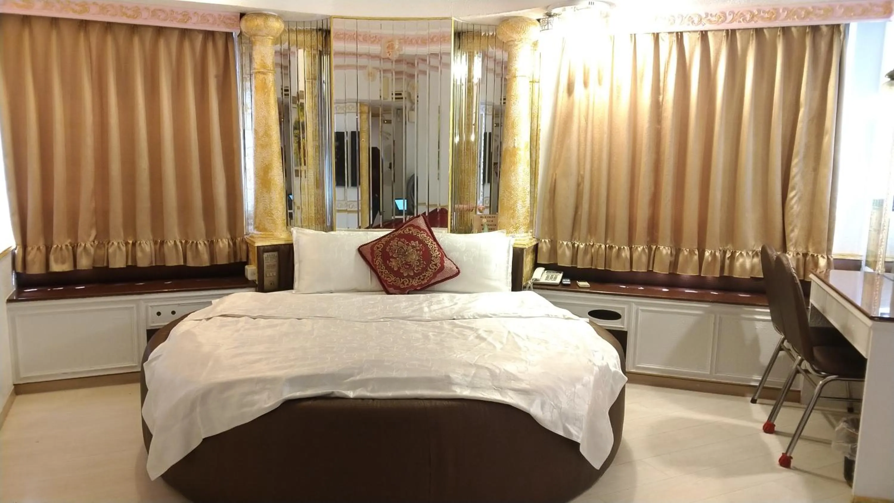 bunk bed, Bed in Aloha Hotel