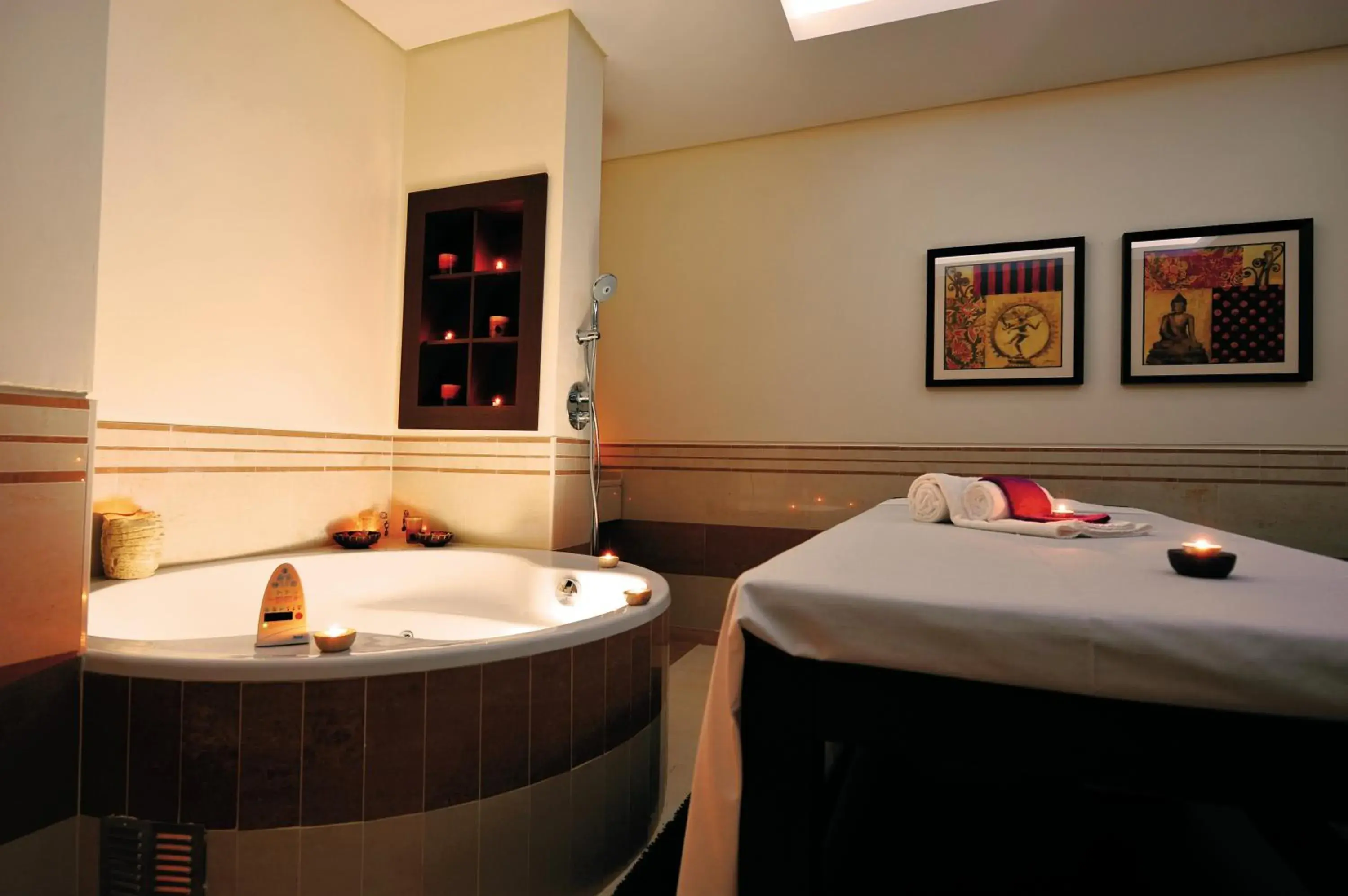 Hot Tub, Bed in Vila Gale Coimbra Hot Tub, Bed in Vila Gale Coimbra