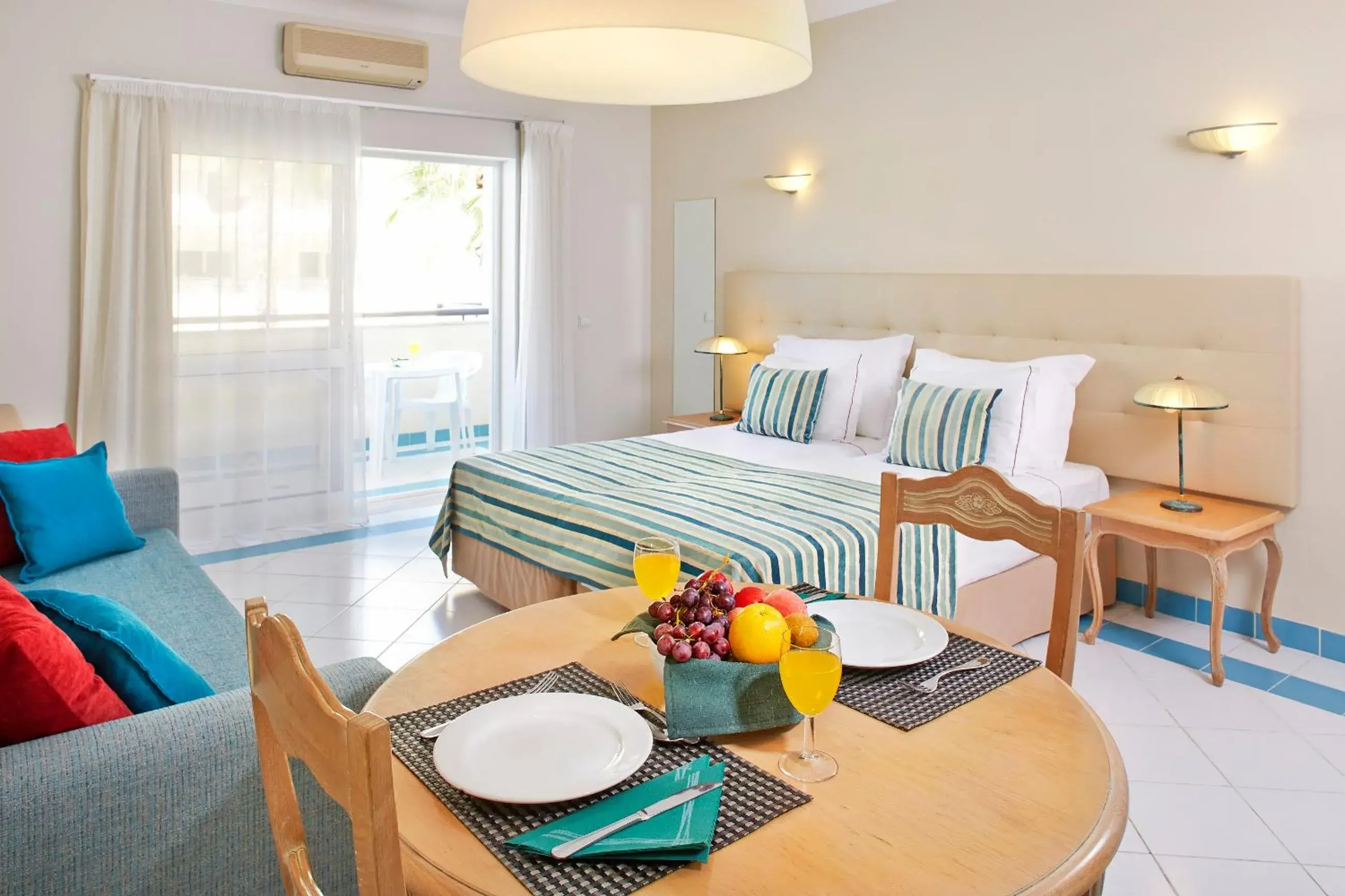 Photo of the whole room, Bed in Luna Miramar Club Photo of the whole room, Bed in Luna Miramar Club