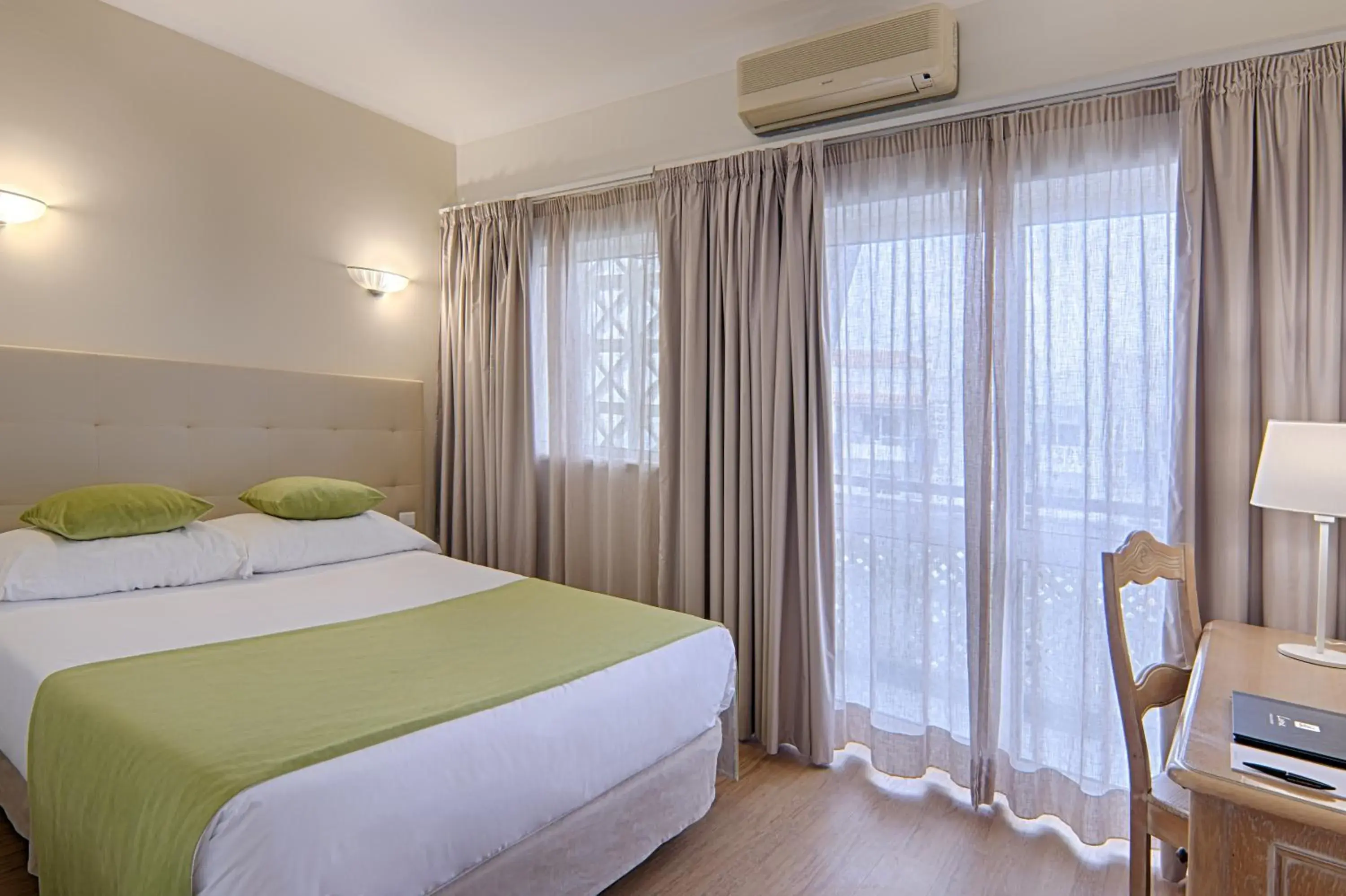 Bedroom, Bed in Luna Miramar Club Bedroom, Bed in Luna Miramar Club