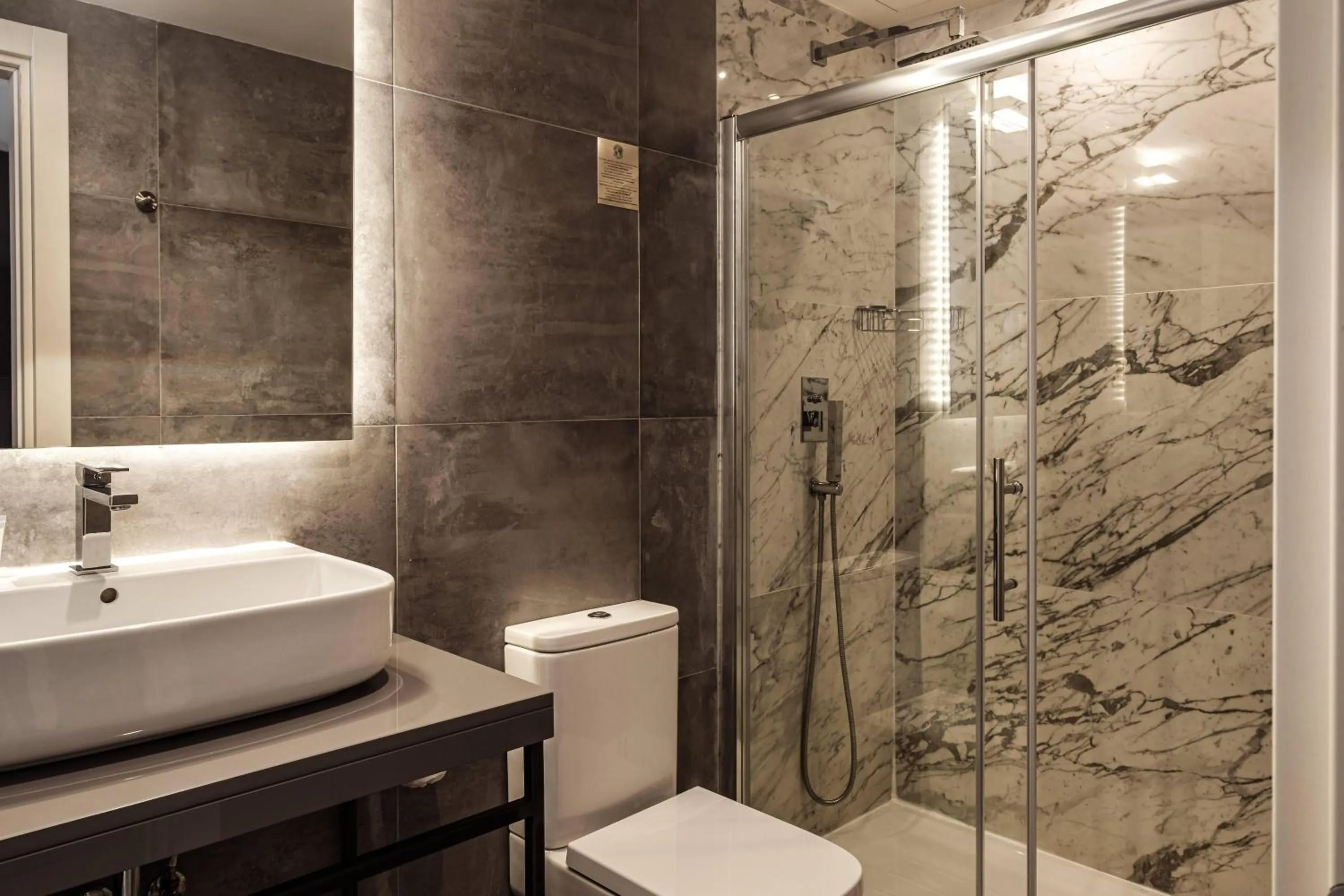 Bathroom in Urban Rooms by NEU Collective