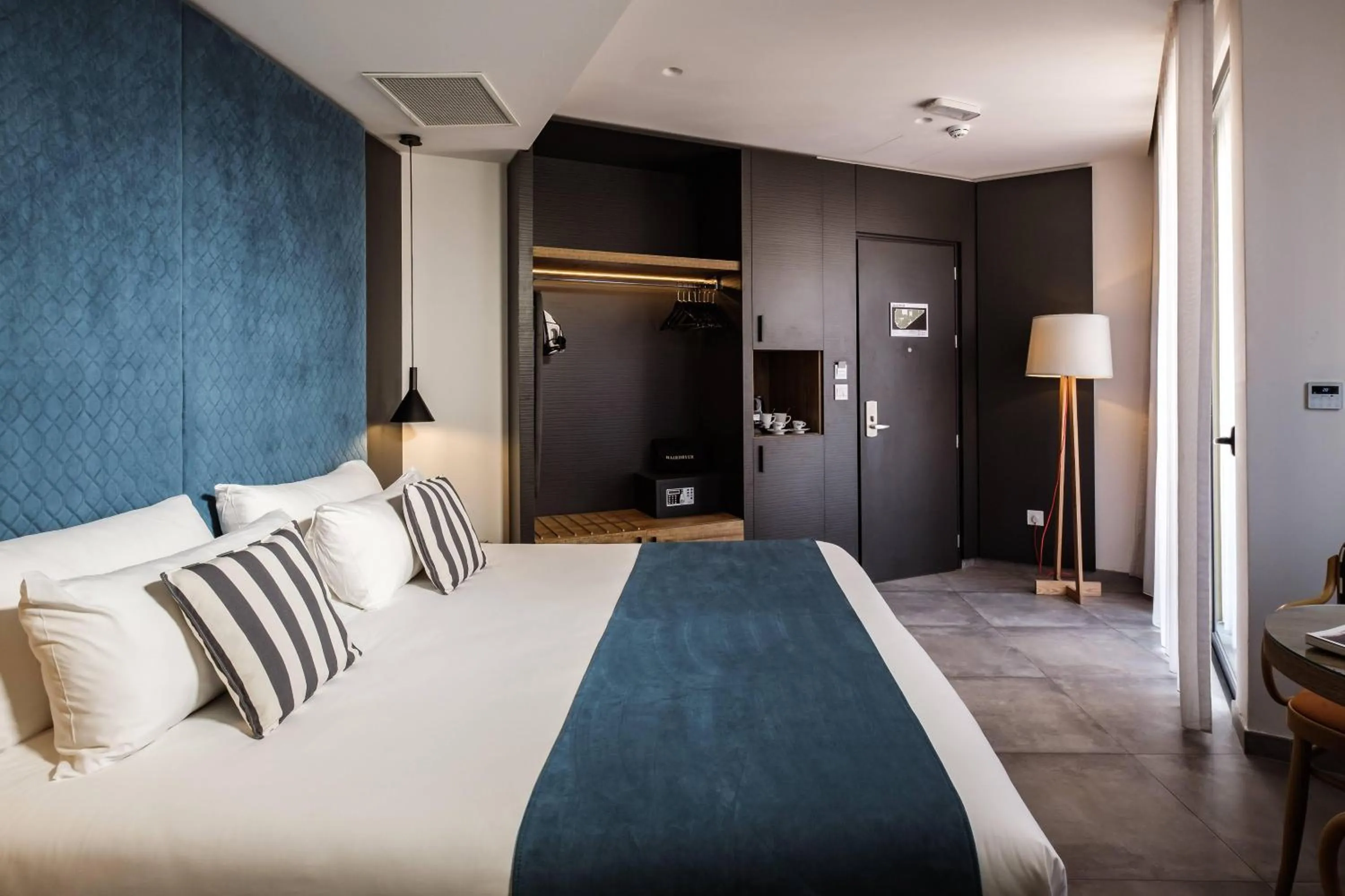 Photo of the whole room, Bed in Urban Rooms by NEU Collective