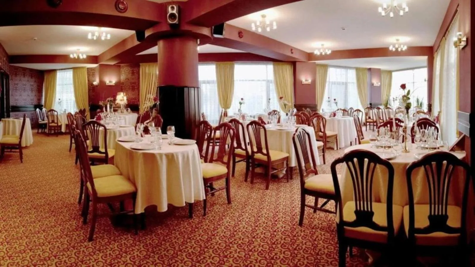 Restaurant/places to eat in Indiana Hotel